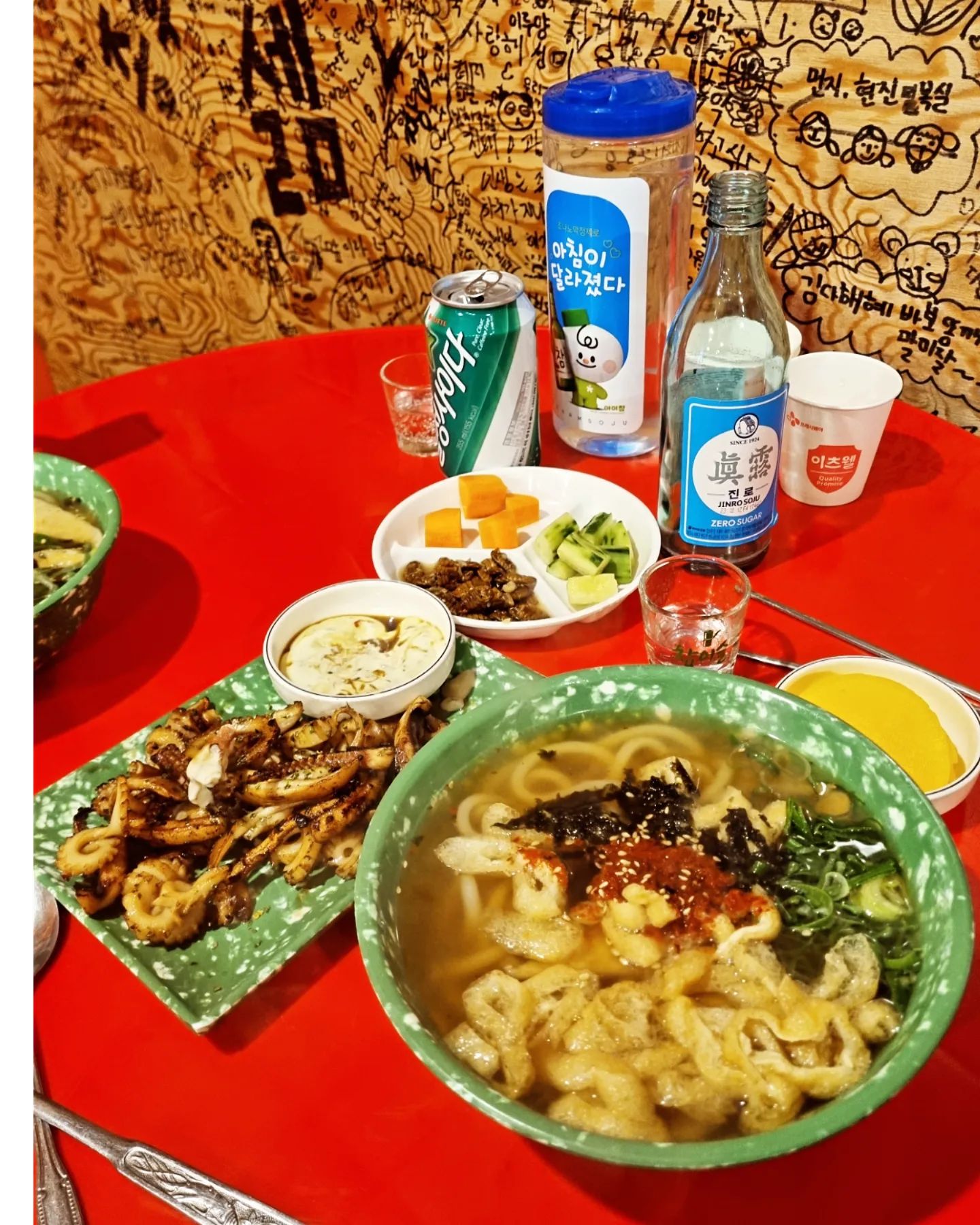 #협찬
.
.
이렇게 추운 날씨엔 ..
#옛날추억돋는 #포장마차 에서,
#뜨끈한우동🍜 에 #소주한잔 캬~🍶 
최고다~! 😁👍
#버터오징어구이🐙 도 쫄깃쫄깃  짱맛남♡
.
.
빗소리 추적추적 비내리는 효과에  더욱 운치있는 그곳!
#비내리는포장마차 #옛추억포장마차 🤩
퇴근하며~ 간단히 한잔 하거나, #경산데이트 ~
또는 친구들과 도란도란 회포 풀기도 좋은듯!
.
.
🚩 경북 경산시 대학로9길 51 (정평동) 옛추억 포장마차 정평점
.
.
oldmemories_cartbar
.
.

#경산맛집  #저렴한안주 #감성포장마차