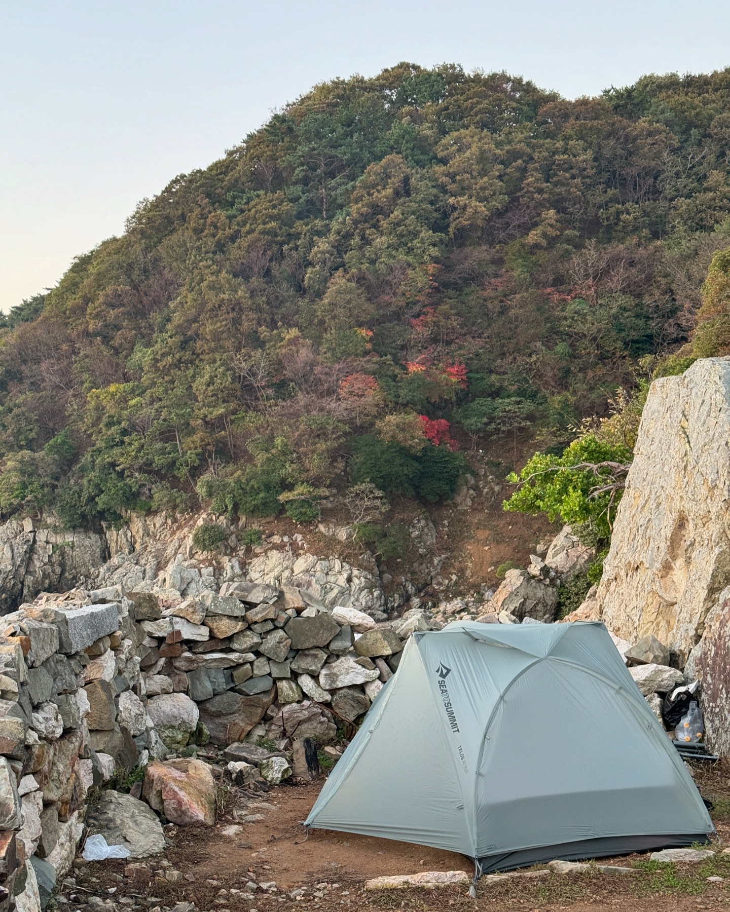 제품대여 seatosummitkorea 

1.68kg의 가벼운 무게에 
2인이 사용해도 넉넉한 공간감.

특별한 벤트 시스템으로 결로까지 최소화한
씨투써밋이 쌓아온 30년의 혁신이 담긴
백패킹텐트 텔러스 TR2 플러스 모델을
부산 3대 백패킹성지에서 사용해봤습니다.

자연과 너무 잘 어울리는 색상과 디자인.
다양한 모드로 변형이 가능한 텔러스 TR2모델은

“아펙스 벤트 시스템”을 통해
텐트 내부의 온도와 습도를 조절해
결로에 강하고 쾌적한 텐트내부를 유지할 수 있습니다.

플러스 모델을 구매하시면 4계절 
특히 동계백패킹에도 충분히 사용할 수 있고,
다양한 편의사양을 통해 버리는공간없이
최대한으로 텐트를 활용할 수 있습니다.

동계백패킹텐트 기변을 고민중이라면
씨투써밋의 #텔러스tr2플러스 모델 추천드려요! 

더욱 자세한 텐트정보는 블로그에 있습니다. 😄