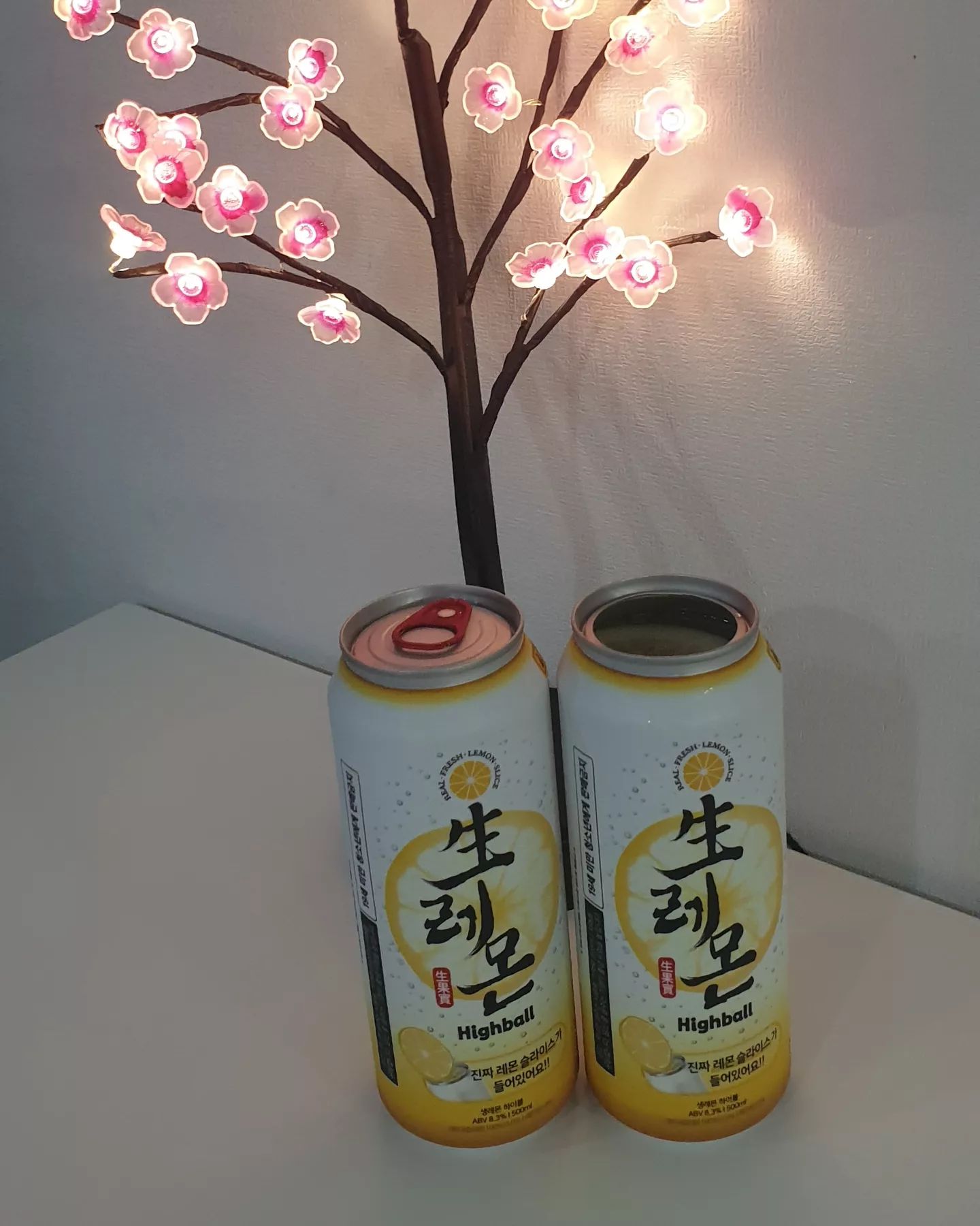 뒤늦게 마셔본 生레몬 하이볼 🍋🍋 .
매번 산토리에 하이볼 타먹다가 요렇게 마셔보니 또 색다르네,, .

캔을 따면 레몬이 떠오르면서 기포가 올라오는데 신기방기😳 .

개인적인 견해이지만,  알콜느낌보다는 레모네이드에 가까운 쌔꼼함(새콤함이 아니고 쌔!콤함)과 탄산이 강한 느낌이예요 👉👈 .

다둥이 아빠는 이건 술 아니라고 소주 태워먹는다는...🙄 .

두어캔 마시고 나면 뒤늦게 취기 올라옵니데이....🤪 .
(도수 8.3%) .

#내돈내산 #생레몬하이볼 #하이볼 #cu하이볼 #일상 #레몬하이볼 #핫템 #신상 #다둥맘 #대구맘 #生레몬하이볼 #🍋#신상템 #
