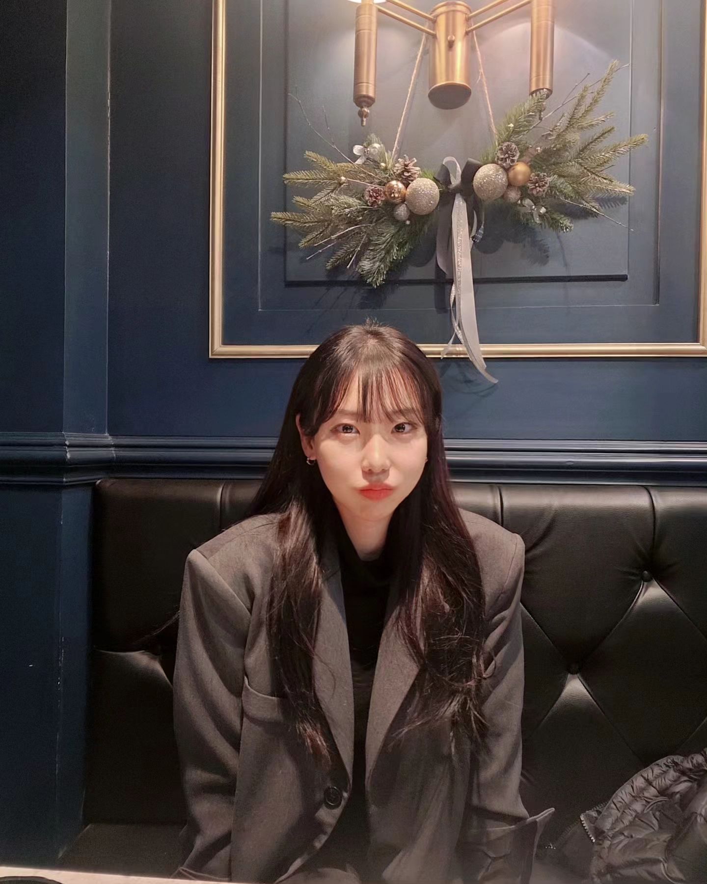 #협찬 

샤하 ~~~ 🙋🏻‍♀️
저 앞머리 잘랐어요! ✂️

어제 충동적으로 혼자 유튭 보고 잘랐는데 어때옹,,? 🫣

오늘 감사하게도 제가 다니는 요가원 1층 고깃집에서
협찬이 들어와서 호다닥 먹고왔어요 🥰

소스가 무려 6개에 밑반찬도 종류가 너무 많아서
이것저것 조금씩 다양하게 먹는거 좋아하는 
저한텐 완전 취향저격이었던 #도화선 종로점 ❣️

사장님께서 요건 숙성육이라 70%만 익혀도 된대서
그렇게 먹었더니 지인짜 부드럽고 겉바속촉 미쳤어요 🥹

종로 고깃집 찾으시는 분들
여기 왕추천 드립니다요❣️❣️❣️

📌도화선 종로점
- 서울 종로구 삼일대로17길 51 (스타골드빌딩)

#신도세기종로점 #종각모임 #종각역맛집 #종각고깃집 #종각삼겹살 #종각분위기 #종로맛집 #청계천맛집 #종각소개팅 #종로소개팅 #종각모임 #종각역모임 #종각맛집