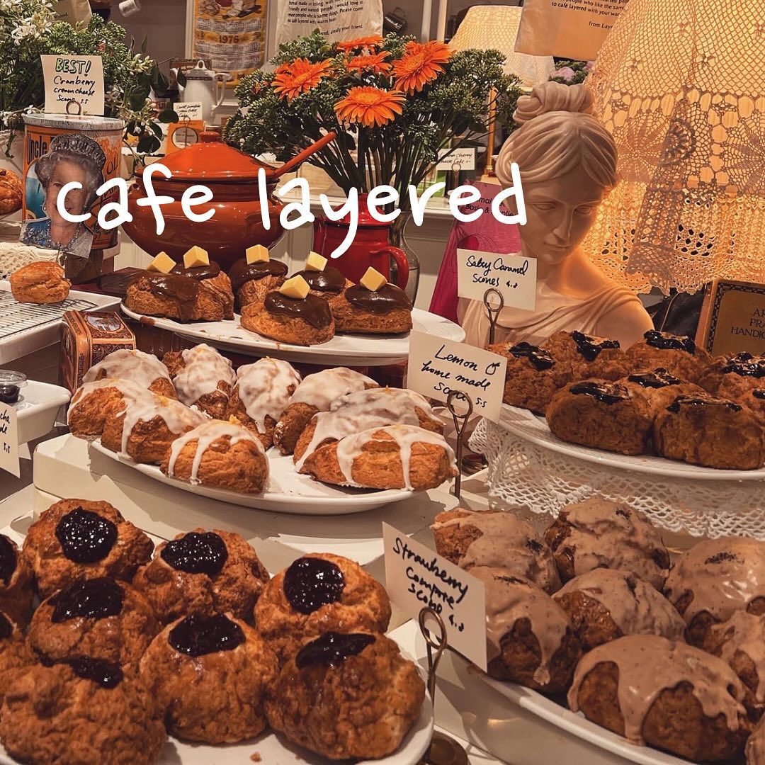 Cafe layered 카페 레이어드

더현대 서울에 있는 스콘천국🧡
런던과 파리의 빈티지한 무드를 담은 카페
스콘도 스콘이지만 케익도 진짜 맛있다 
매장에서 먹고나서도 또 집에 포장까지 해서 오는 곳 ~ 
그 담날 스콘이 또 생각나기때문 ^^

스콘 좋아하는 빵순이들은 당연히 다 가 봤겠지? 👍

📍서울 영등포구 여의대로 108 (더 현대 서울 지하1층) 
📍10:30-20:00 (휴무일은 백화점 휴무와 동일)
📍카페 레이어드 

#cafelayered #카페레이어드 #스콘카페 #스콘맛집 #더현대서울 #더현대카페 #더현대맛집 #카페스타그램 #카페그램 #스콘