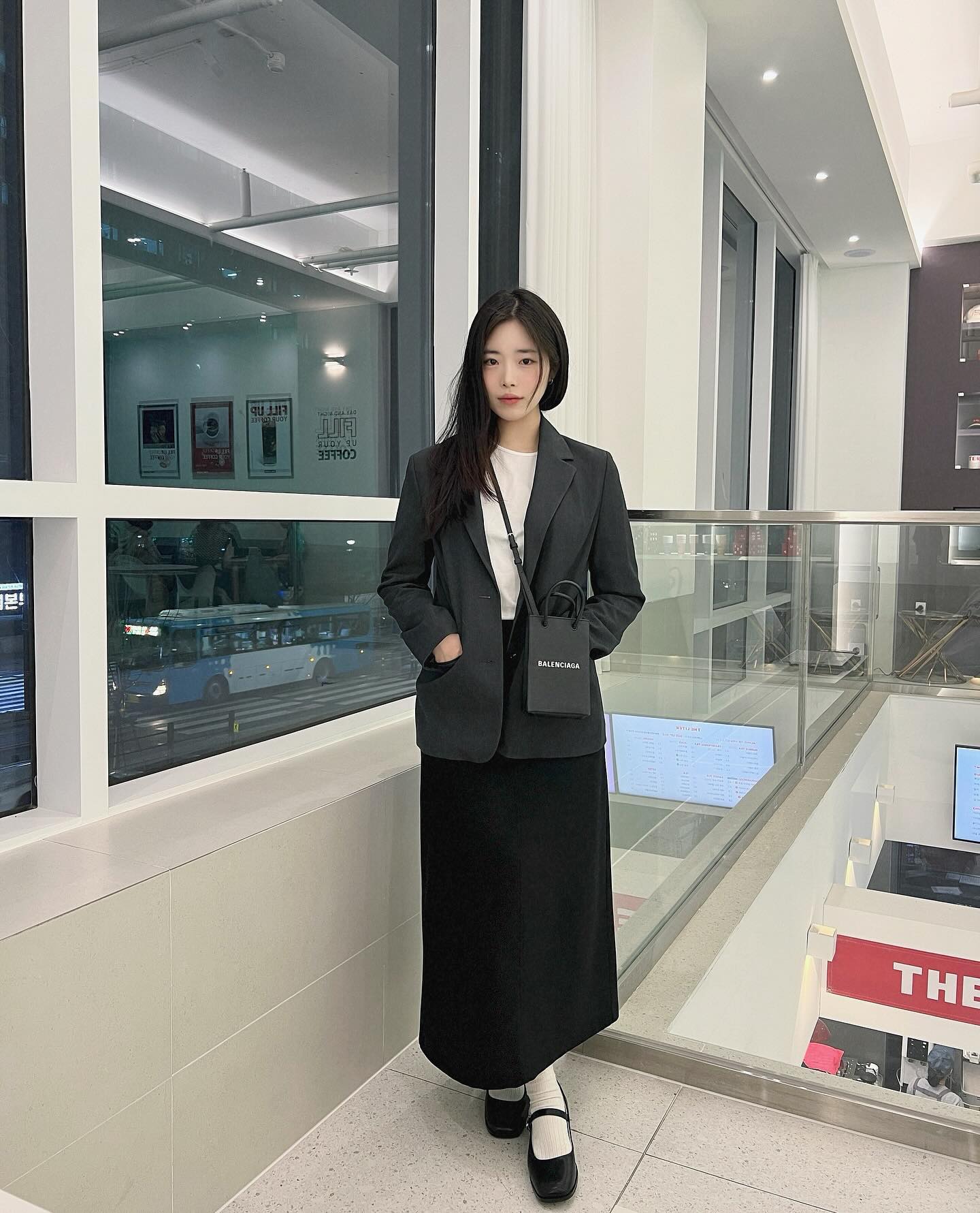 #광고 기본템으로 데일리하게 신기 너무 좋음🤍 
스퀘어토라 클래식한 느낌도 나규 완전 내서타일✨✨
오랜만에 출근할때 꾸미고 갔다는 소리 들엇내 ㅎ

 #사뿐 #무신사 #메리제인 #플랫슈즈 #기본템 #프레피룩