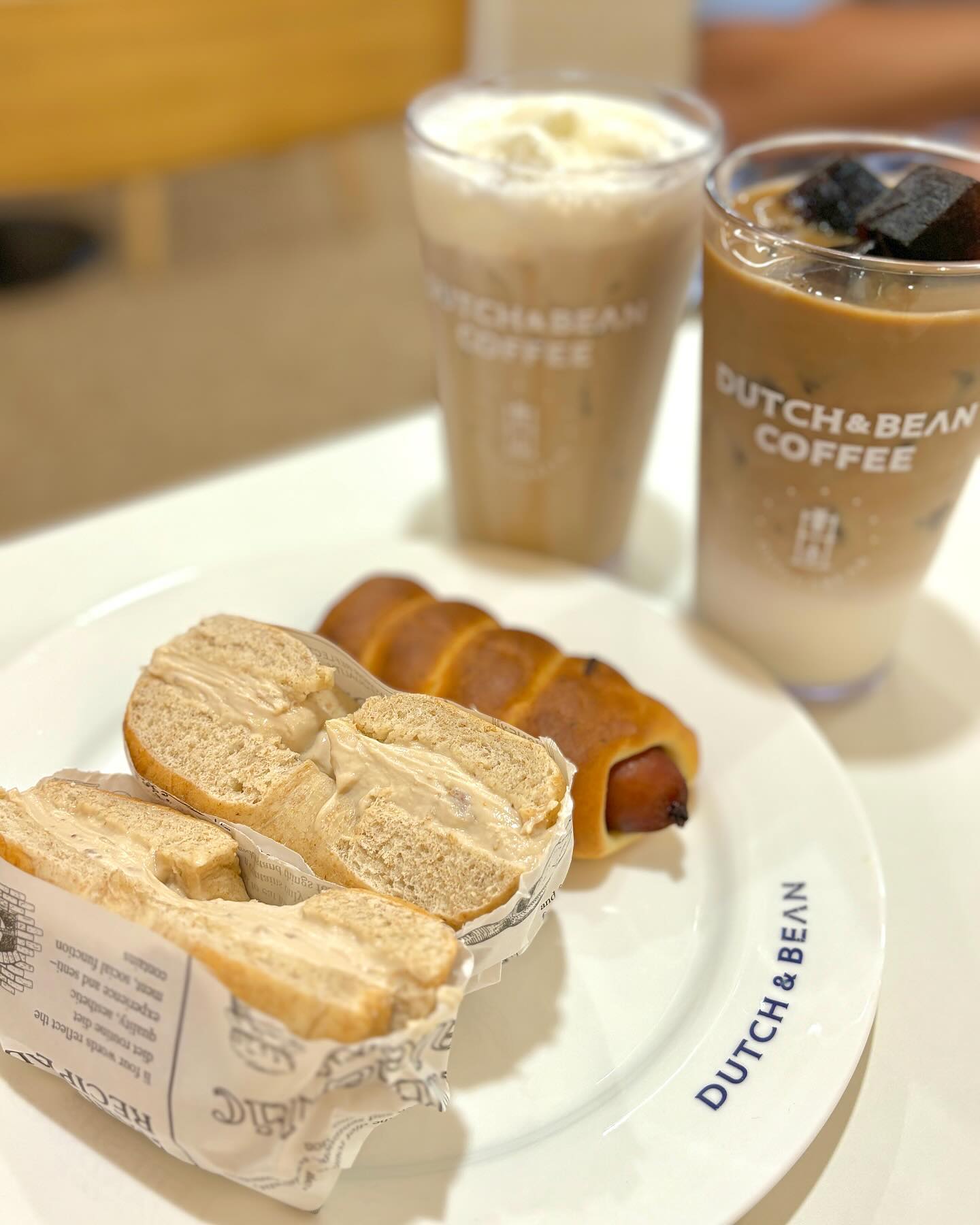 #협찬
🍦☕️
바닐라크림더치라떼가 딱 내 스타일이던
#콜드브루 명가 #더치앤빈

최근에 리뉴얼된 더치앤빈 장지점은 
보통 프랜차이즈 커피집과 다르게
밝고 포근한 화이트와 우드, 청록의 조화로 개인카페못지않은 인테리어를 자랑하는 곳이었는데요 ~😍
좌석 간 간격도 넓어 이용하기도 쾌적하고 무엇보다도
커피맛이 아주 끝내주는 곳이었어요 !

큐브라떼는 아주 고소하고 맛있었구☕️🧊
바닐라크림더치라떼는 달달고소시원 모든걸 다하는 메뉴였어요
달달이커피좋아하시는 분에게 대추천드립니다😘

그리고 🥯베이글도 한종류가 아니라 플레인, 블루베리, 어니언, 무화과월넛 이렇게 네종류인데 
저는 무화과도 호두도 좋아해서 무화과월넛을 먹어봤는데 
보통 블루베리나 어니언은 좀 흔하잖아요? 고소한 호두와 달달한 무화과의 만남이 환상적이었구 베이글역시 뻑뻑하지 않고 퐁신하니 맛있었어요
그리고 같이 먹은 소세지롤은 🌭소세지에 치즈가 들어가서 
먹는데 육즙이 퐝퐝해갖구 무화과월넛베이글과 단짠단짠 조합이 좋았지 모에요?

그리고 주변에 푸릇푸릇해서 창밖 바라보는 재미도 있더라구요
여유와 맛있는 콜드브루 한잔 즐기러 더치앤빈 장지점 들러보세요 !

📍더치앤빈 장지점
연락처: 0507-0288-8265
주소: 경기도 화성시 동탄장지천6길 56 1층
영업시간: 월-금 8:00~21:00 (라스트오더 20:30)
 토-일 10:00~19:00 (라스트오더 18:30)

#동탄장지동카페 #동탄카페 #장지동디저트카페 #동탄디저트카페 #동탄커피맛집 #동탄커피 #큐브라떼 #동탄장지동 #베이글 #더치앤빈장지점 #카페스타그램 #럽스타그램 #데이트 #일상 #소통 #좋아요반사 #좋반