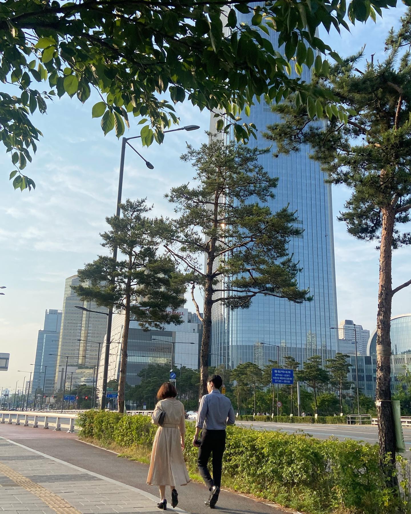 시작은 우리 둘 여행이었다.
아기가 태어나게되면 둘만의 여행은
당분간 없겠지 싶어
어디로가면 좋을까 고민하는데
남편이 장모님 모시고 가는건 어떠냐 물어왔다.

그렇게 계획하게 된 엄마와의 제주도 여행!

평소 우리 부부가 여행을 떠날 땐
대부분의 동선과 일정을 남편이 계획하지만..

장모님과 아내, 둘과 함께하는 여행에
계획을 짜는게 부담스러울 수 있을 것 같아
내가 대충 루트를 짜서 (대문자P인 나..ㅎㅎ)
남편에게 말했더니

자기가 할건데 왜 안하던걸 하냐고 한다ㅋㅋ
여보가 부담될까봐 내가 했지! 답하니

‘장모님이랑 여행 제안한거 누구야?
나야~~~ 하나도 부담 안돼!’
답하는 사람..

그 예쁘고 고마운 말을 듣고
눈물이 왈칵 맺힌 사실을 
울 남편은 모르겠지요..

오늘 엄마와
아주 오랜만에 여행을 떠나요.
너무 설레고 행복합니다🫶🏻

#뱃속에공주까지
#세여자와의여행
#잘부탁해여보….🤤
#상견례날엄마와오빠🤎