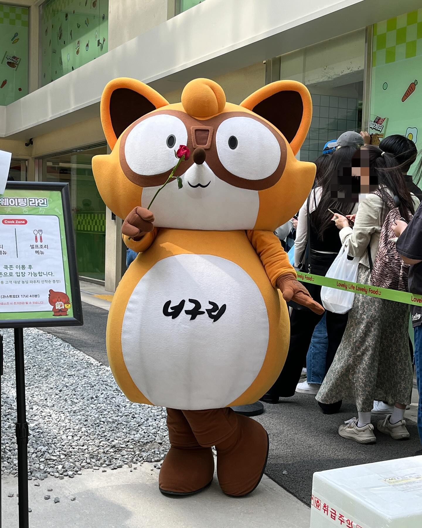 #협찬

대한민국 대표 짜장라면 짜파게티가 탄생 40주년을 맞아 짜파게티 분식점 팝업스토어를 오픈했어요!

4월12일 부터 5월11일까지 성수를 맛있게 비벼(?)줄 농심 #짜파게티팝업스토어

1층엔 쿡존 / 굿즈존 / 브랜드존으로 짜파게티 커스텀 요리도 즐기고 농심 굿즈도 구입할 수 있고요, 

2층에서는 일요일 잡는 <캘린더 게임>과 짜파게티 탄생 스토리를 엿보는 <1984 분식점> 짜파게티와 함께하는 하이앵글 샷 <항공샷 포토존>과 <요리력 측정존>에서 재미난 스탬프 투어에 참여해 3개 이상 스탬프 획득시 멋진 <요리사 자격증> 도 받을 수 있답니다~

일요일을 못잡은 저는 육개장 사발면 받고 오늘 점심으로 호로록 맛나게 먹었네요~ 더욱 특별해진 짜파게티와 함께 맛있고 신나는 경험 해보세요!

📢 짜파게티 팝업스토어

📍서울시 성동구 연무장 11길 13 플랜트란스

📆4.12(금) ~5.11(토)
⏰매일 11:00 ~ 19:00
👉시식시간 12:00 ~ 18:00

#농심 #nongshim #짜파게티 #chapagetti #짜파게티분식점 #짜파게티팝업스토어 #짜파게티팝업 #농심팝업 #성수팝업스토어 #성수동팝업스토어 #성수팝업