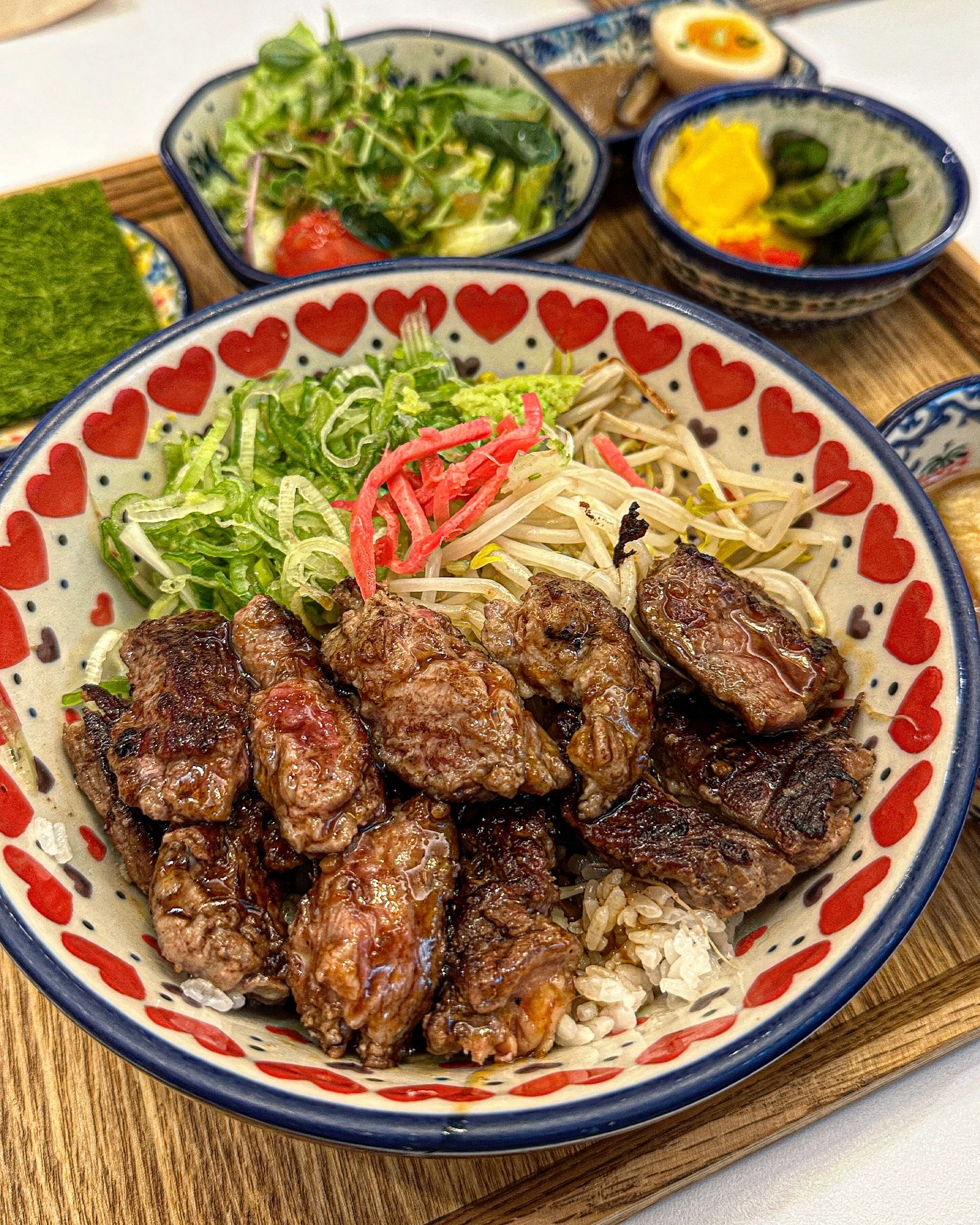 스테이크 잘하는 성수동 찐찐맛집 #미도인 성수 🥩

정갈하고 푸짐하게 나오는 스테이크 전문점!
사실 기대 안했는데 스테이크가 넘 부드럽고 맛있어서 놀랐어.
스테이크를 감태랑 먹을 생각을 하다니;; 여기는 찐이야..

메뉴도 소바, 곱창/대창 덮밥, 파스타까지 아주 다양해.
하나같이 다 너무 맛있어 보이지만 그래도 스테이크 추천!

성수 점심은 평일 2시에도 웨이팅 있거나 브레이크 장난 아니더라..
어차피 돌고 돌아도 어딜 가나 웨이팅 있으니
브레이크 없는 이 곳을 오거나 마음을 비우고 다니길 바라.. ☠️

그리고 여기 성수점은 특이하게도 매달 할인 이벤트를 하더라.
군인/신입생 할인, 이름 이벤트, 저녁 뽑기 등..
할인폭이 크고 범위도 다양해서 되게 재밌는 거 같아 😗👍

📍 미도인 성수 ( midoin_seongsu )
서울 성동구 연무장7가길 3 1층

💳
- 등심 스테이크 덮밥 15,800

#성수동맛집 #미도인성수 #성수맛집 #성수핫플 #성수점심