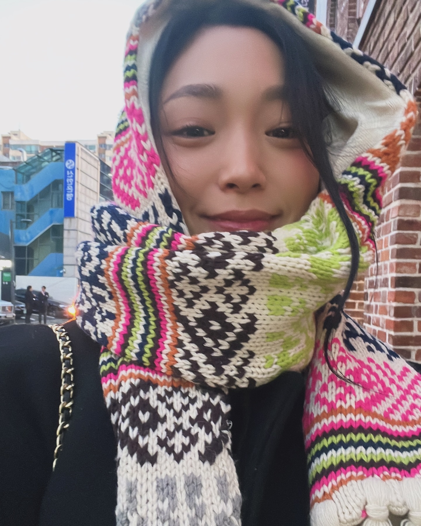 미팅하고 별로 안추워서 겁나 걷는중
산동교자관 만두만 언넝 먹구 
다시 사무실 빨리 가야지…🥲