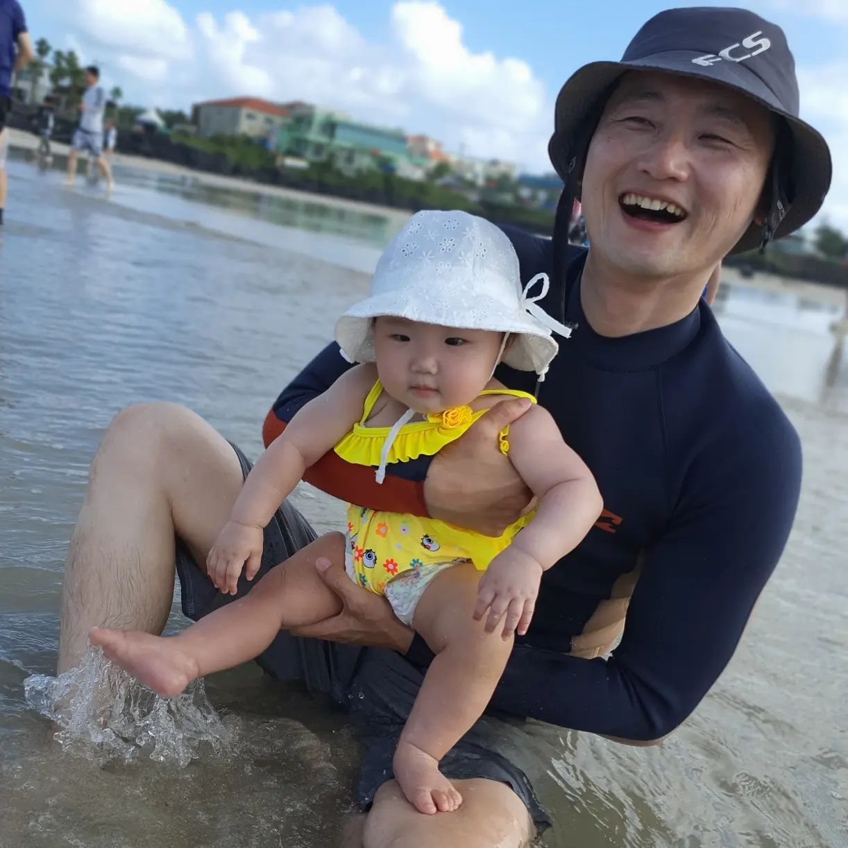 #제주살이 중이니
#해수욕장 가보기🏖
#율리더베이비 바닷물도 만져보고 파도도 느껴보고🌊

#바닷물 싫어하는 엄마대신 아빠랑 샤워까지🤭
#우래기 너의 첫 바다는 어땠니?💙🤍