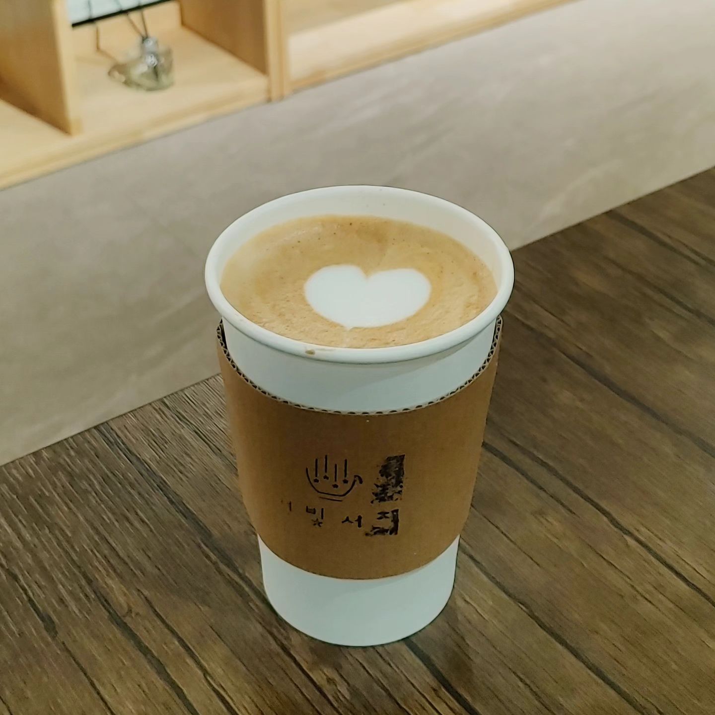 #일상

오후 열심히 업무를 하고 있는데
모르는 번호로 전화가 왔다

받아 보니 지난번 모집글을 보고
지원했던 #호텔코리아나 서포터즈 합격
전화였다.

그런데 다음주 금요일 오후 4시가 발대식이고
필참이라고 하는데 절망!

그땐 반차를 쓸 수 없는 상황이라 
아쉽게도 포기했다

오랜만에 마케팅에 참여하고 싶었는데.. 

날 놓친걸 후회하실거에요~ 😁😁😁

또 좋은 기회가 올거라 생각하고
매일을 즐겁게 보내련다. 👍