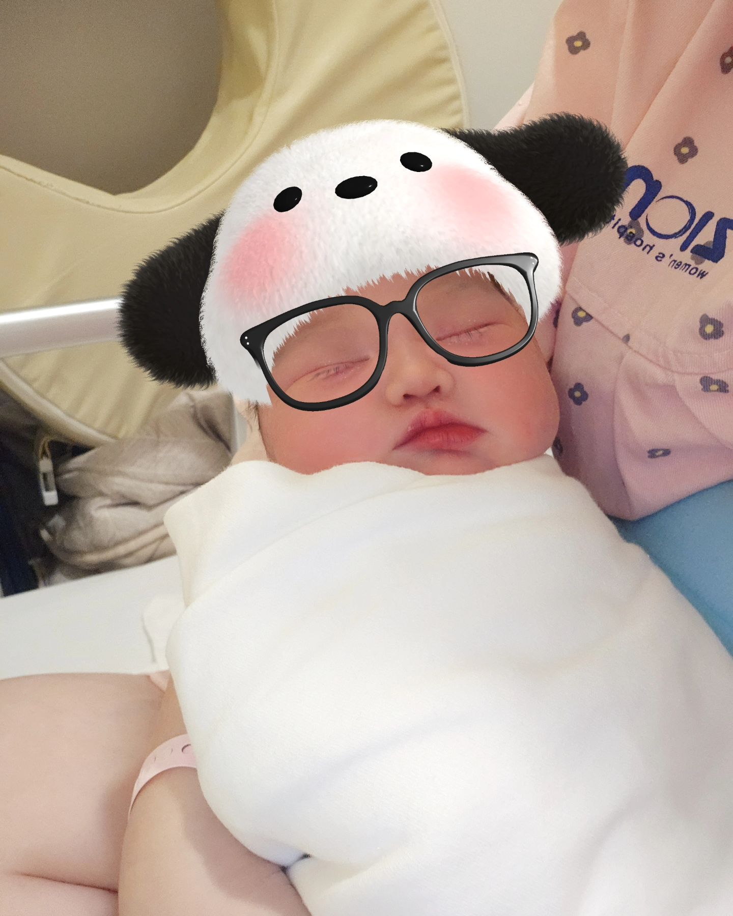 포동포동한 우리 별이
둘째는 사랑입니다♡
세상에 나온지 3일차 별이는 적응중~
나는 회복중~
이제 유축의 나라로 가는중~
#나도둘째맘 #우리이제4식구 
#아들하나딸하나 #행복하게살자