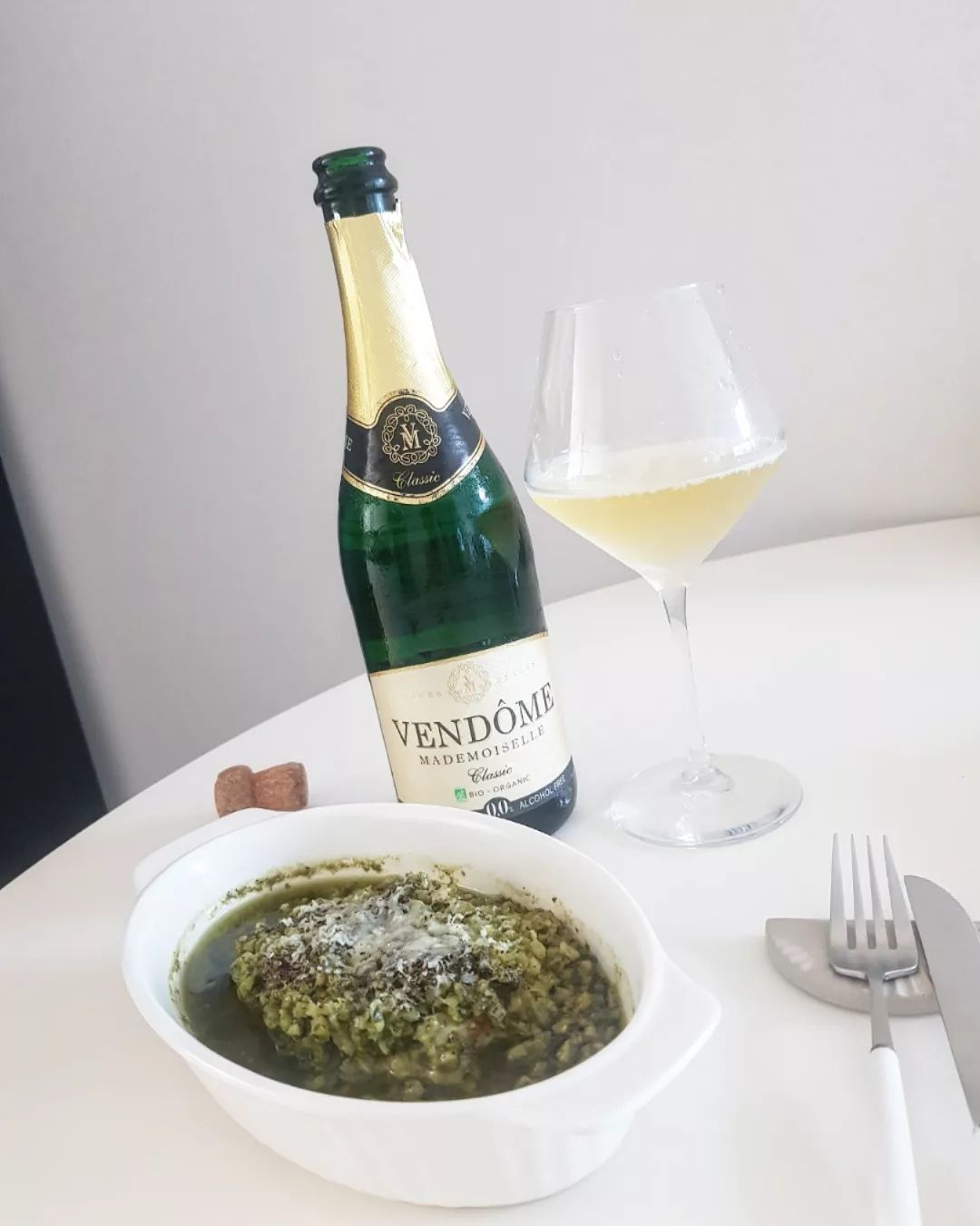🥂

육지 오자마자 집에서 혼밥
바질페스토 닭가슴살 리조토 만들어

벨기에 유기농 무알콜 
벤돔 스파클링 와인 클래식 한잔 두잔 중

샴페인에서
제대로 발효되어 숙성 과정을 거쳐 
알코올만 분리한 무알콜와인이라

마셔본 무알콜와인 중에서는 제일 맛있어요 👍

로제도 맛있지만 
개인적으로 클래식이 조금 더 깔끔하네요

밥 먹고 입가심으로 카야버터빵이랑 한잔 또 추가

아이스크림이나 달달한 스콘 먹을때도 
많이 달지 않아 잘 어울릴듯요

무알콜이라 쿠팡에서 배송 가능해서 굿굿

#벨기에유기농무알콜스파클링와인 #벤돔벨기에유기농무알콜스파클링와인 #벤돔 #벨기에 #유기농무알콜스파클링와인 #벤돔와인