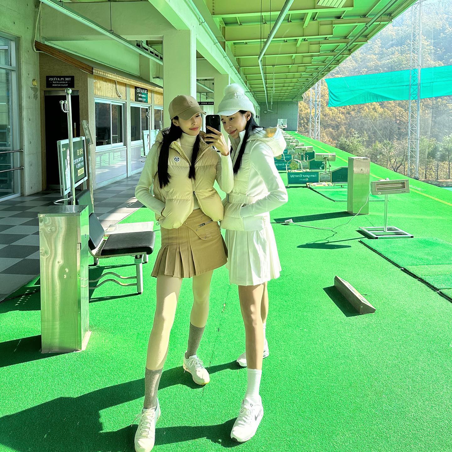 겨울엔 화이트가 쵝오🫶💘

#sergiotacchini #세르지오타키니 #세르지오타키니크루 #tennis #테니스 #테니스타그램 #테니스룩 #테니스복 #테니스웨어 #올드머니 #올드머니스포츠 #골프 #골프웨어 #여자패딩 #패딩스커트