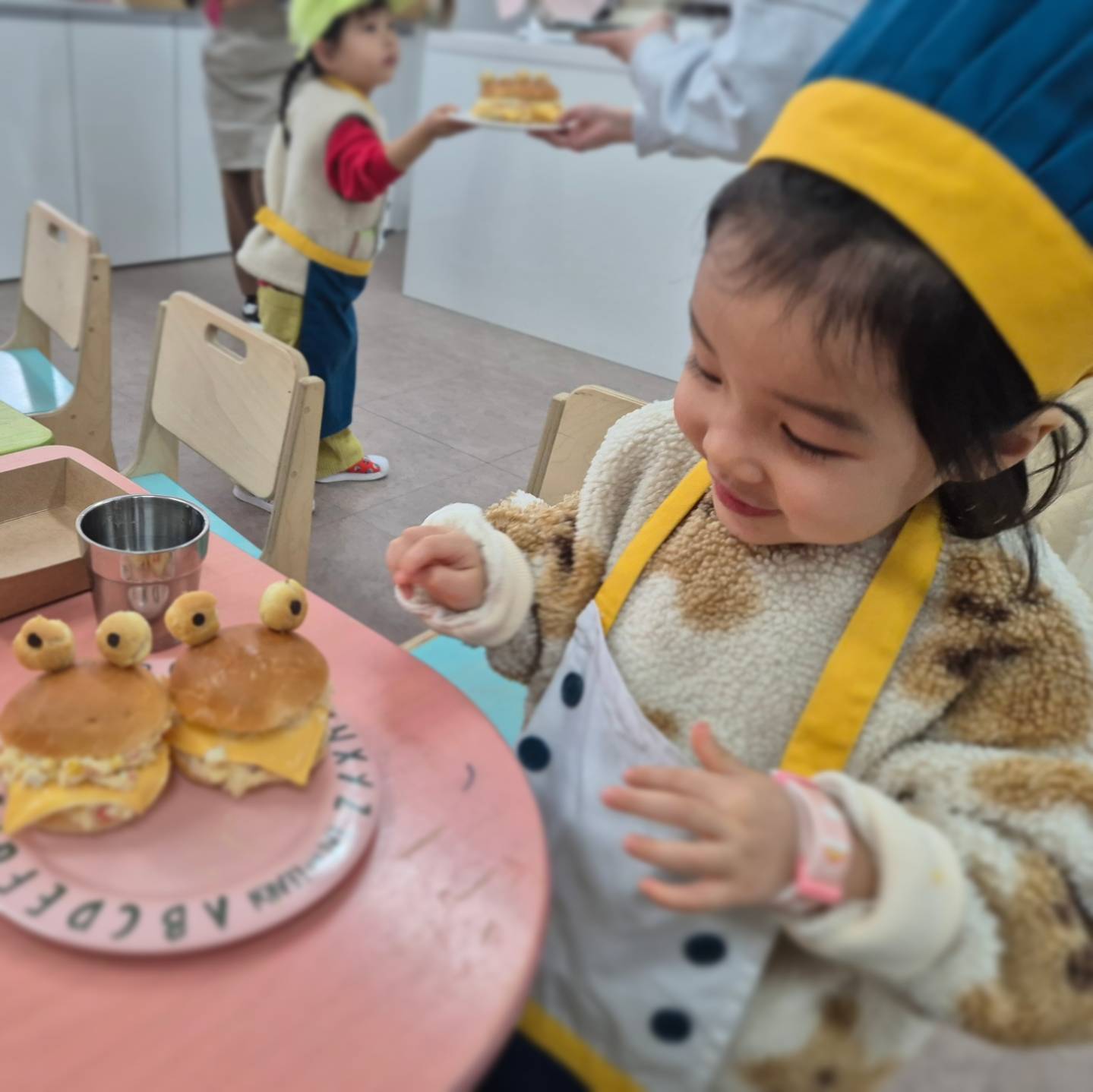 분리수업의 매력에 빠진 엄마..🤩
오늘은 하루에 두탕! 
쿠킹클래스도 곤충체험도 너무 좋아했던 너😚
역시나 겁없이 즐겨주었는데 한번도 엄마 찾지않고 씩씩하고 적극적으로 잘 참여해주었다🫶
수업끝나고는 친구들이랑 간식먹고 공원에서 야외놀이 신나게 하니 시간 너무 잘감..🥹

특히나 이번에 간 곳은 곤충이랑 동물들 체험은 단순히 먹이주기가 아니고 돋보기로 관찰하고 만지며 특징을 설명해주시는데 종류가 다양하고 시간도 넉넉하게 주셔서 라희가 더 좋아했다☺️
엄마가 다음에도 클릭 열심히 할게!🖱👩‍💻
오늘도 공동육아덕에 수월한육아, 이른육퇴!🙌

#요리수업 #쿠킹클래스 #어린이쿠킹클래스 #어린이요리교실 #어린이요리 #동물체험 #곤충체험 #분리수업  #에너자이저 #딸스타그램 #아들같은딸 #딸맘 #맘스타그램  #육아소통 #육아스타그램 #육아 #4살 #5살 #쥐띠맘 #딸바보 #도치맘 #주말 #토요일 #공동육아 #3월 #북서울꿈의숲