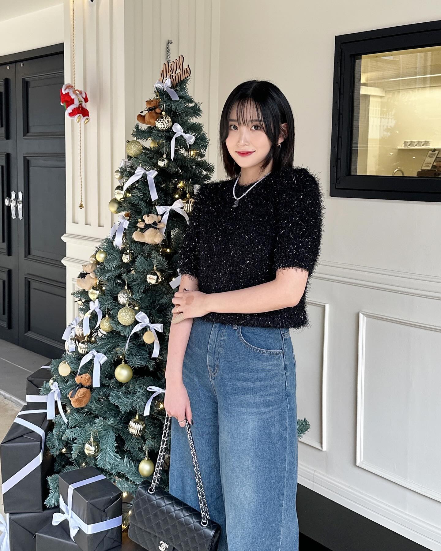 안녕하세요, 찌닝입니다✨

어제 회식에 볼링까지 알차게 하고, 병원 들렀는데 인대가 아직 부어있다고해서 물리치료 받구 반깁스(?)도 하고 왔습니다🤧
인생 첫 깁스인데요,, 작은 새끼손가락에 비해 너무 큰 깁스를 하니 굉장히 아파보이지만 그렇게까진 아프지 않습니다..핳
모두 걱정해주셔서 감사해요오ღ 

아무튼 그래서 오늘은 주말에 알차게 적금해둔 적금샷입니다🖤
일산에 예카 왤케 많아요? 넘 행복..🥹💕

어텀브리즈에 바로 오늘!!! 업데이트 예정인 제 야심작 블링 반팔니트에 두께는 얇지만 여유있는 핏이라 발열내의 입고서라도 겨울에도 포기할 수 없는 와이드진 매치해봤습니다🎄

요 니트 연말에 너무 꾸꾸꾸는 부담스럽고 적당~히 꾸꾸 느낌에 세련된 무드도 놓칠수 없다! 하시는 분들에게 초초강추 드려요ღ
두께도 도톰해서 따숩고 펄원사가 들어가있지만 착용감도 부드러워요✨

이미 체력 바닥난 수요일이지만 모두덜 수요고개 잘 넘어보자구요🎀

top: autumn.__.breeze (지그재그 업데이트 예정)
bottom: autumn.__.breeze 데이 중청 와이드팬츠 
bag: chanelofficial 

#찌닝룩
#연말룩 #연말코디 #트리사냥 #트리헌터 #크리스마스 #크리스마스코디 #반팔니트 #겨울코디 #겨울니트 #데이트룩 #데이트코디 #주말룩 #20대여자코디 #30대여자코디 #와이드팬츠 #ootd #kfashion #christmasoutfit #블로그마켓추천 #일상소통 #패션계정 #샤넬 #샤넬클래식 #일산카페
