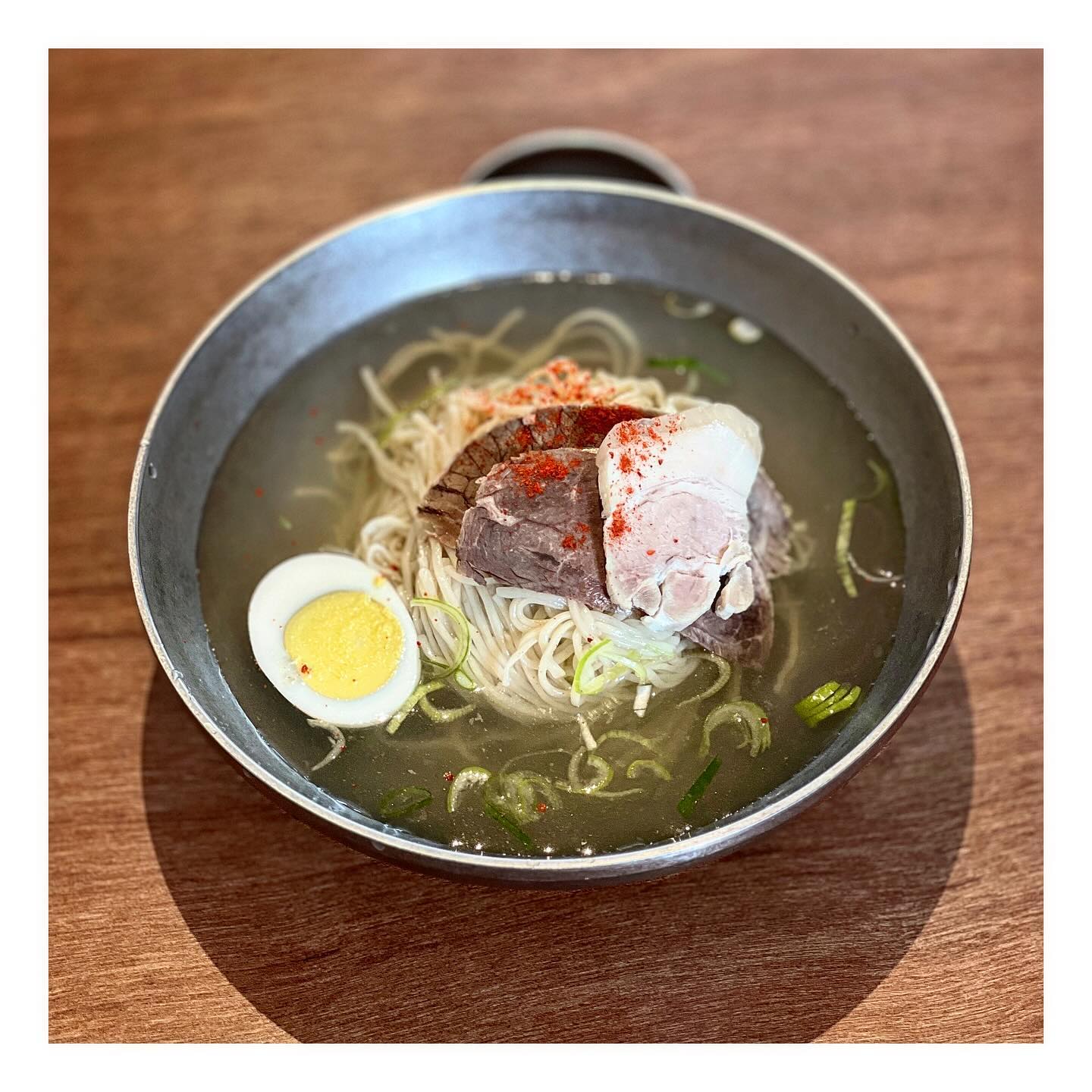 먹죽귀_광진구_진구정

광진구 서울어린이대공원 근처에
위치한 진구정 다녀왔어요🤗

신상 평양냉면 집은 최대한 가려고
노력하는데 검색하다보니 못보던
곳이 생겨 바로 방문 했습니다😊

특이하게도 와인도 함께 판매 하고
있었고 평양냉면과 모듬제육을 주문👍

수육이 먼저 나왔는데 갈비 부분과
항정살 삼겹살 3종류의 수육과
명태회무침이 같이 나오는데 명태와
같이 먹으니 아주 맛있었습니다🥰

촉촉하고 잡내없이 깔끔했고
명태회무침은 추가 주문하고 싶었어요😊

먹다보면 평양냉면이 나왔는데
먼저 국물부터 마셔 보았는데 뼈를
푹 고아서 만든 곰탕같은 맛이
느껴져서 놀랐습니다🫢

왜 후추를 뿌려먹으면 맛있는지
국물 마셔보고 바로 알았어요😀

평소 먹던 평냉과 다른 매력이 느껴져
굉장히 좋았습니다🥰
💰평양냉면 : 13,000원
💰특수모듬제육 : 23,000원

🗺서울 광진구 광나루로 536 1층
☎ 0507-1494-1324
🚃 어린이대공원, 아차산역
💌 znkzng 

#진구정 #평양냉면 #평양냉면맛집
#냉면 #냉면맛집 #수육 #수육맛집
#제육 #항정수육 #어린이대공원맛집
#아찬산역맛집 #구의역맛집 #冷面
#coldnoodles #冷たい麺