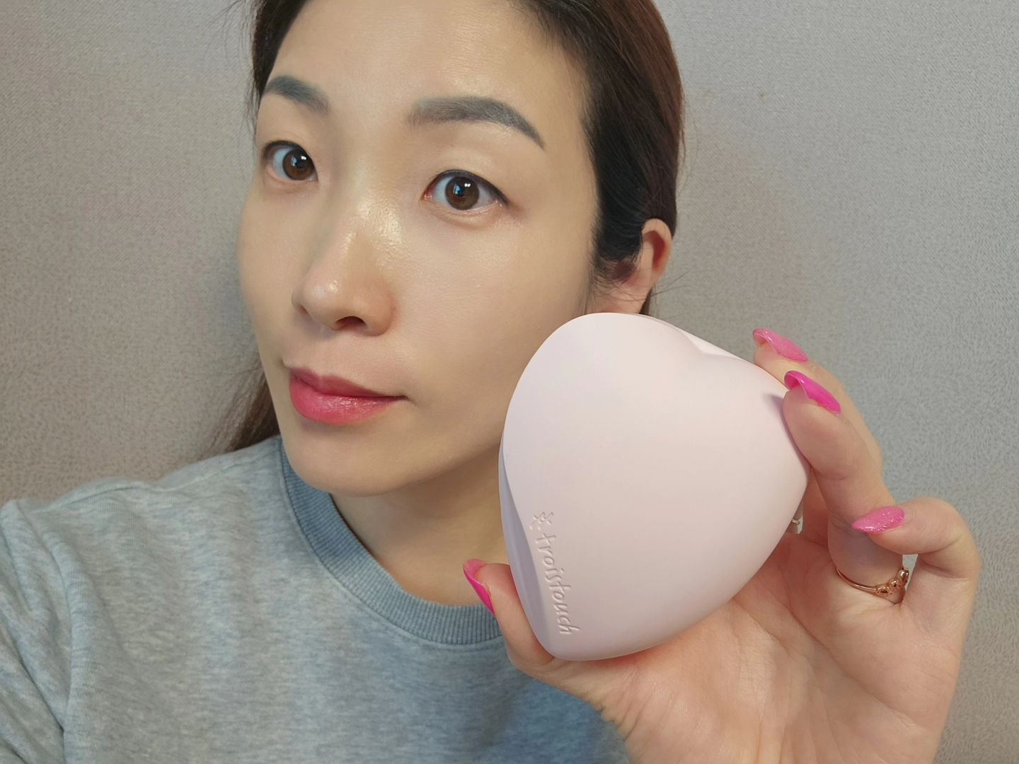 #협찬 
케이스 모양부터 취저 ~ 파우치에서 꺼낼때마다 흐뭇ㅎ
귀염러블리한 트와터치 하트 글로우 메쉬 쿠션 ❤️
.
17호 아이보리 / 21호 베이지 / 23호 샌드 3가지 타입으로 
개인 별 피부에 맞춰서 ^^ 저는 21 베이지로 선택했어요 
.
한번의 터치로 완성되는 고밀착 광채커버~👍👍
모공, 잡티를 자연스럽게 커버~ 역시 얼루어 editer's pick 에 쿠션부문 선정된 이유가 있네요 
.
자외선 차단과 미백, 주름개선 3중 기능성 화장품 !
하나로 오케이~👌👌
.
제 피부가 정말 건조한 편인데 촉촉하게 밀착되면서 
매끄럽고 광채있는 피부결을 완성해주어서 잇템이예요 😍😍
.
#트와터치 #하트쿠션 #쫀득광하트쿠션 #80시간지속 #글로우쿠션 #고보습쿠션 
troistouch.official