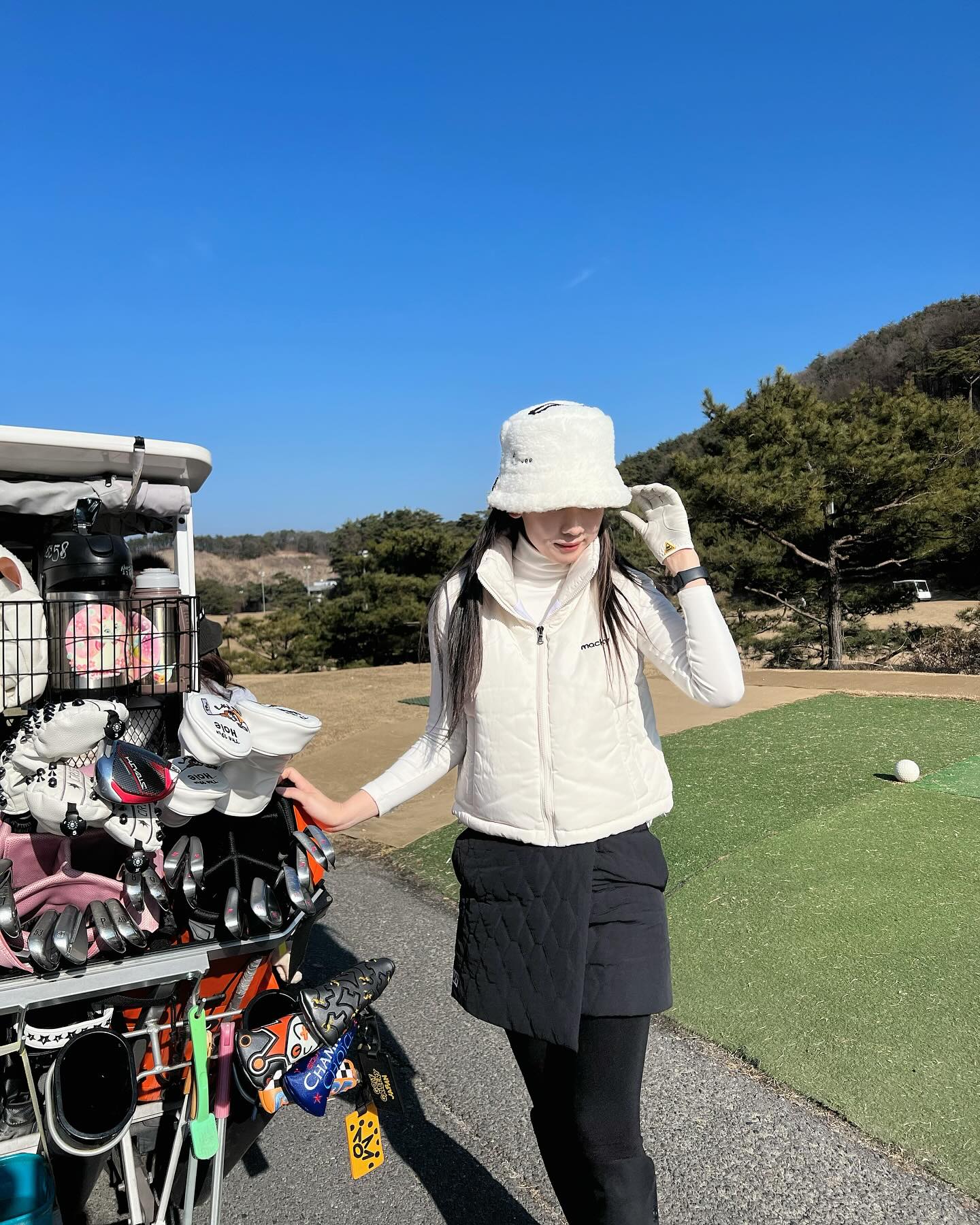 골프 피드 너무 오랜만이죠?🌼
최근에 날씨 분명 좋았는데 ... 비만 계속오구 왜 이러는거죠?

패딩 입고는 골프 못치겠는데 패딩조끼가 딱인데
저는 이번겨울도 결국 시즌 오프는 없었다구 해요 😊
겨울같지 않고 너무 따뜻했잖아 🤍

🎩_ piv_vee 
👗_ macky_club
👢_ wide.angle 
.
#골프 #골프웨어 #골프패션 #골프웨어코디