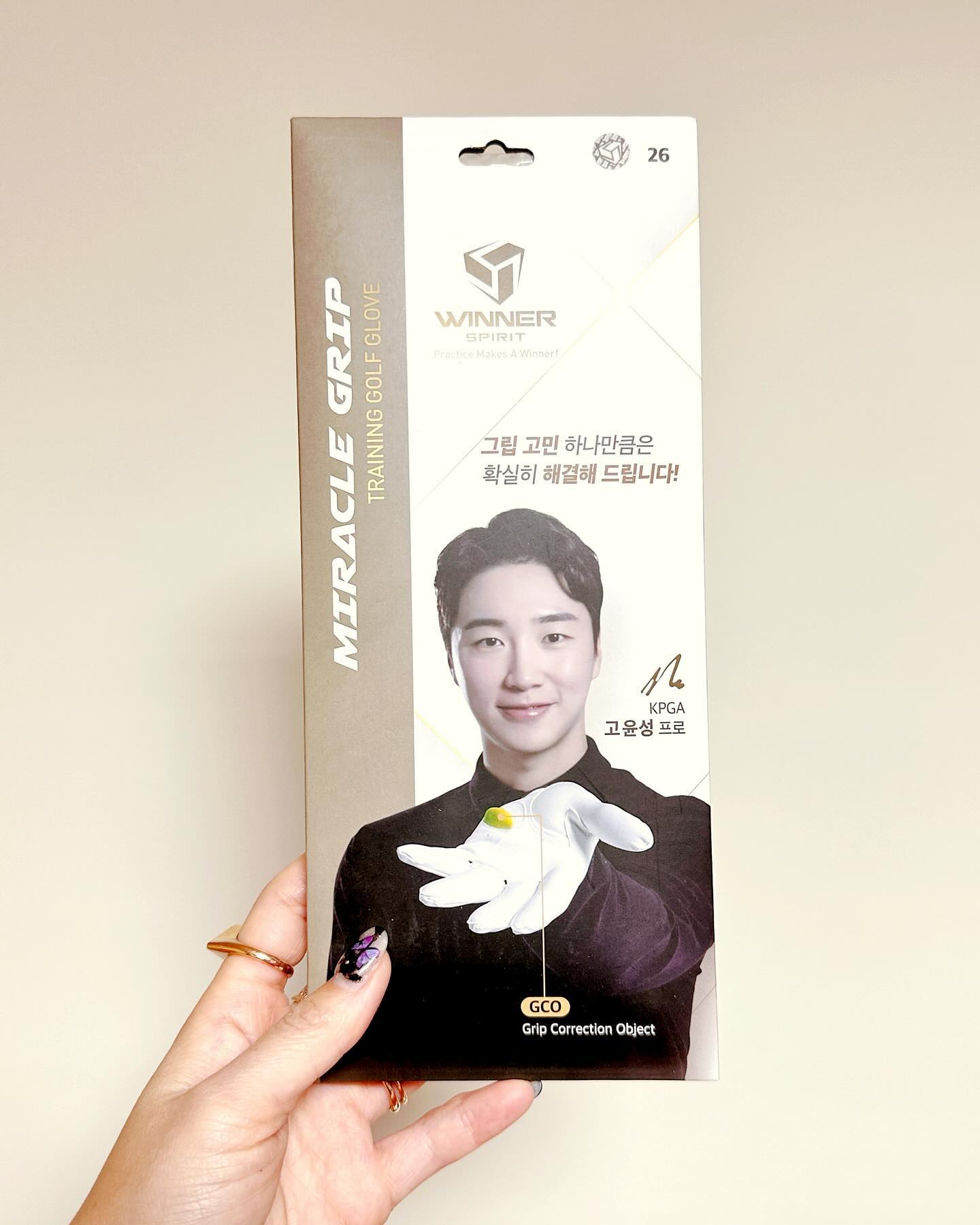 #협찬 
위너스프릿 미라클그립 골프장갑! 🏌🏻‍♂️

남성전용 장갑으로 남자친구에게 선물하고 스크린골프 데이뚜! 
평소에 좌탄우탄이 있어 OB나는 경우가 꽤 있었는데
오늘은 아주 훌륭했다 😮

그립감의 중요성을 오늘 또한번 깨달음! 
장갑의 보형물이 그립을 딱 잡아주니 쫀득쫀득 
장갑 좋다며 칭찬했다 😊 뿌듯 

손과 클럽 사이 빈공간을 채워주니 그립감이 훨씬 안정적! 
표지 KPGA 고윤성프로님과 디자인한 제품! 
아주 칭찬해 🙌🏻 여성용도 만들어주세요 🙏🏻

오늘 핸디 30점을 받고도 졌다 🥲
골린이는 골린이다 😂

#데일리 #일상 #골린이 #골프 #골프장갑 #골프패션 
#골프아이템 #골프제품 #골프는템빨 #골프연습 
#스크린골프장 #패션 #스타일 #데일리룩
#위너스피릿골프장갑 #미라클그립 #골프그립 #골프그립잡는법 #그립잡는법