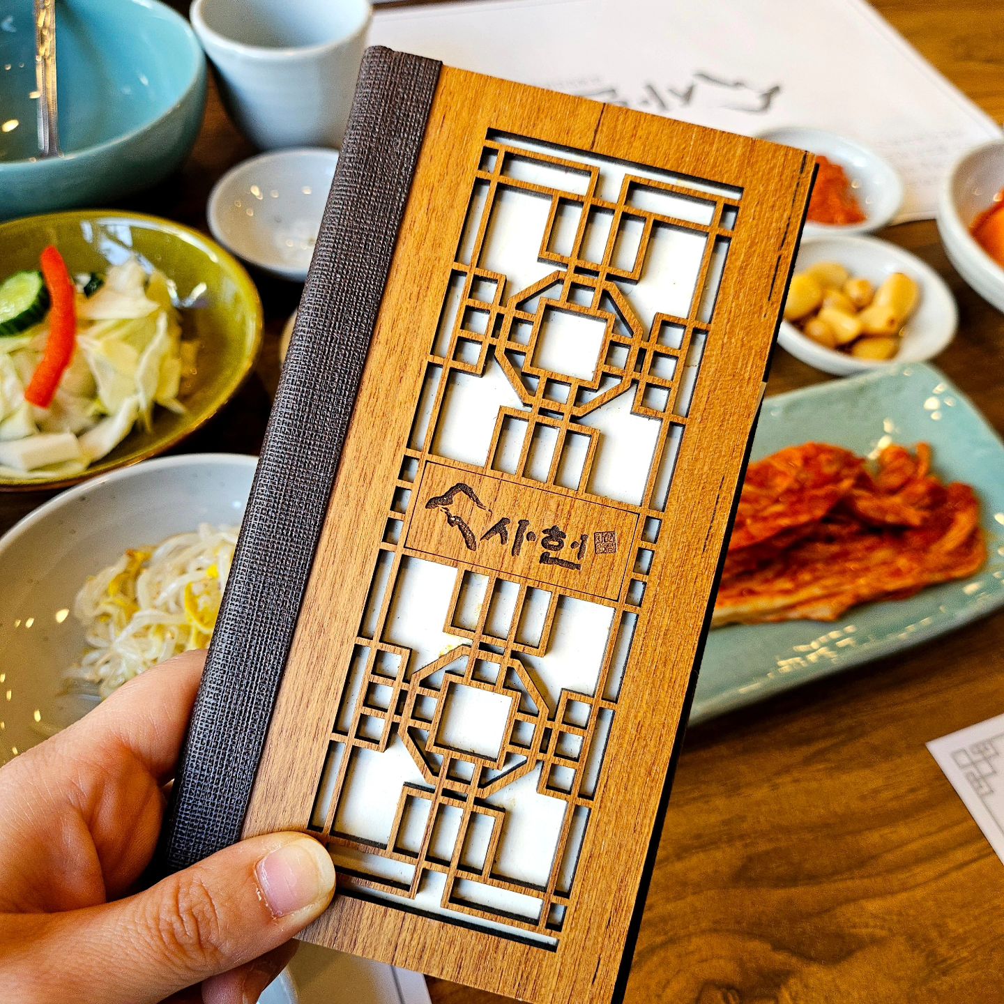𝓮𝓾𝓷𝓿𝓮𝓵𝔂
한옥스타일의 고풍스러운 느낌 가득한 #사헌삼계탕 
오랜만에 몸보신하러 출똥🙋🏻‍♀️
주문은 각각 테이블에 설치되어 있는
태블릿으로 하면 되니 편하게 주문 완료 ㅎㅎ

주문과 동시에 밑반찬을 세팅해 주십니다ㅋㅋㅋ
정갈하면서 맛깔스러운 반찬들☺︎
⋆⋆맛보기로 인삼주를 주시는데
임산부만 아니었음 한잔 딱 마시고 싶었다는..🥺

*⁀➷ ♥우리의 몸보신 선택은?
전복 하나가 통째로 들어있는 ❝전복 삼계탕❞과
들깨가 듬뿍 들어있어서 구수한 맛이 일품이었던 ❝들깨삼계탕❞
팔팔 끓는 뚝배기에 나와서 먹는 내내 따뜻하게 흡입ㆅㆅ
고기가 푹 삶아져서 그런지 뼈 발라먹기 너무 편하고
중간 크기의 닭 +찹쌀 가득에 든든하게 한끼해결했어요!!!
(7살 공주도 밥 두그릇 뚝딱한건 비밀ㅋㅋㅋ)

매장도 넓고 룸이 완비되어 있어서
단체 모임이나 가족 식사 대접하기에 좋은 곳 사헌삼계탕 ㅎㅎ
몸보신은 역시 삼계탕이 최고중에 최고♥️♥️♥️

[v] 화장실에 칫솔, 치약 등이 
비치되어 있어 사장님의 센스에 감동👧🏻
[v] 식사후 나갈 때 입구에는 
식혜랑 수정과 등이 구비되어 있어서 깔끔하게 마무리ㅋㅋㅋ

⊶⊷⊶⊷⊶⊷⋆⊶⊷⊶⊷⊶⊶⊷⊶⊷⊶⊷⋆⊶⊷⊶⊷⊶
주소┃부산 동래구 명륜로 77 (동래경찰서 맞은편 위치)
연락처┃
영업 시간┃월,수~일 11:00~20:30
 (* 화요일 정기휴무)
주차┃ 명가주차장 이용
그외┃남녀화장실구분 , 예약,포장,배달,단체이용가능
⊶⊷⊶⊷⊶⊷⋆⊶⊷⊶⊷⊶⊶⊷⊶⊷⊶⊷⋆⊶⊷⊶⊷⊶

#수안동맛집 #수안동삼계탕 #수안역맛집 #수안역삼계탕 #부산맛집추천 #부산주변맛집#부산삼계탕맛집 #부산회식 #부산몸보신 #삼계탕맛집 #부산맛집 #동래맛집 #몸보신음식 #맛스타그램 #맛집스타그램