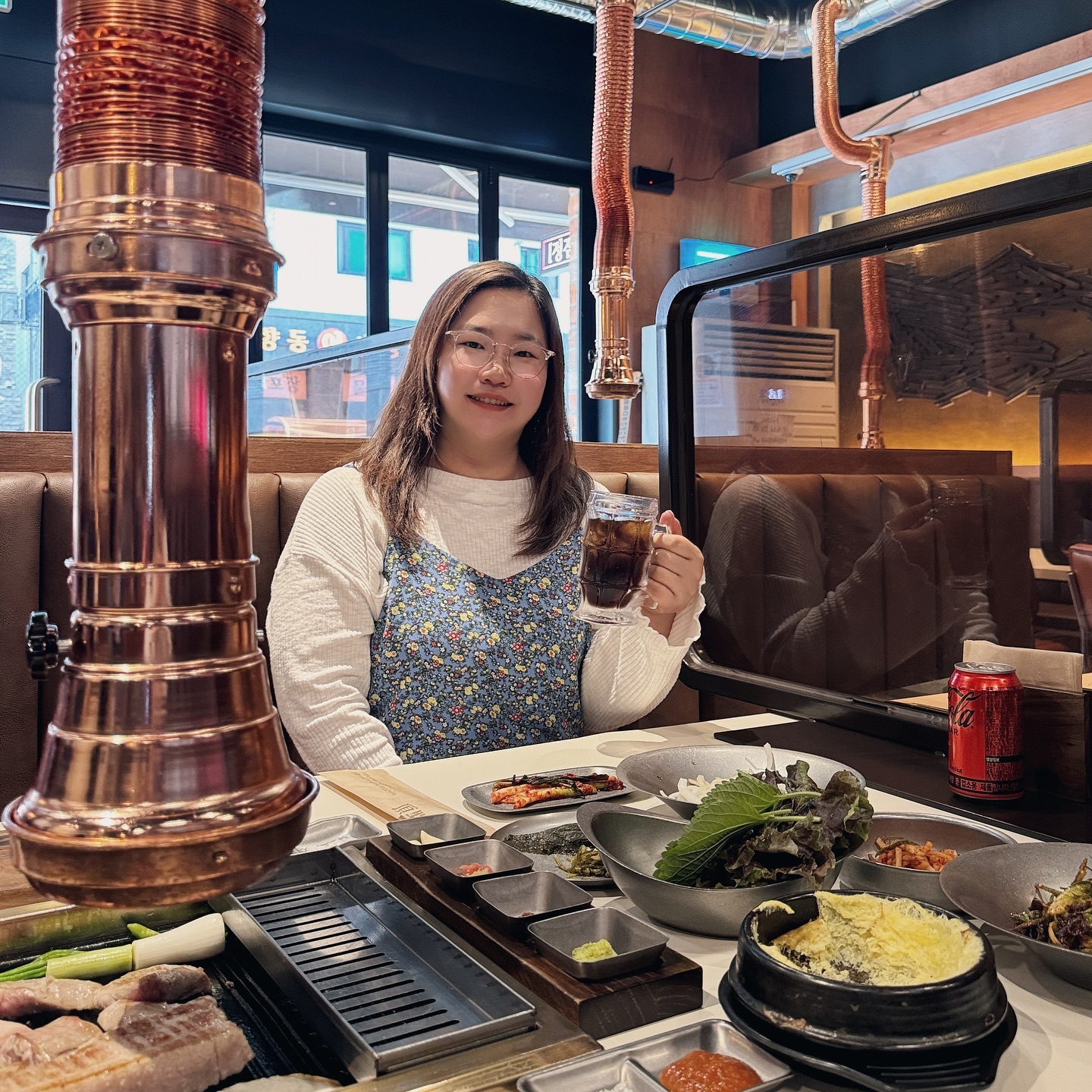 #광고 로 갔다가 반해버린 #향동맛집
숙성 제주도 돼지고기 제주도 안가고
향동에서 실컷 먹고 왔습니다.

향동 고깃집 추천하면
정점 얘기가 많이 나오는 이유 중 하나가
고기를 처음부터 끝까지
직원분들이 아주 맛있게 구워주신다는 것!

불 앞에서 힘들게 굽고 뒤집을 필요 없어요
앉아서 반찬 먹으며 기다리면 돼요
하이볼 좋아하시는 분들은
하이볼 시켜서 한 모금 마시고 있으면

고기 굽는 전문가인 향동 정점 직원분들이
최상의 그릴링 서비스를 제공합니다.

맛있게 구워서 먹기 좋은 크기로 잘라주고
다 익으면 불판 옆쪽에 착착 올려놓으심 ㅎㅎ

향동 정점의 주요 메뉴는
숙성 제주도 돼지고기에요
무려 120시간이나 숙성 시킨다고 해요

양파에도 싸먹고, 파무침도 곁들이고
어떻게 먹어도 다 맛있더라고요

고기 맛있는거야 말해서 뭐해
밑반찬 부터 식사메뉴까지
뭐 하나 아쉬운게 없던
완벽한 식사를 하고 왔어요

서비스로 나왔던 계란찜은
친구기다리면서 배고팠던 제가 순삭-

그래서 친구와서 계란찜 하나 더 시켰어요
졸지에 1인 1계란찜 해버린 우리 테이블 ㅋㅋ

삼겹살과 가브리살 다 먹고
쫄깃살까지 1인 분 추가했어요
거기다 계란찜 2개 먹었으니

여자 두명이서 얼마나 배불렀겠어요?
하지만 끝날 때 까지 끝난게 아니다.

구수한 된장 찌개 냄새에
된장술밥도 싹싹 긁어먹고 나왔습니다

📍주소: 경기도 고양시 덕양구 꽃내음1길 21 108호, 109호

⏰영업시간 : 17:00~22:30
정기휴무 : 매주 월요일

✔️단체 예약 가능, 유아의자 구비,
남/녀 구분된 화장실!

🚗무료 주차 가능
* 건물과 주변 이면 도로 주차 가능

💶-가 격-
숙성 제주 쫄깃살 16,000원
숙성 한돈 가브리살 17,000원
숙성 한돈 특삼겹 17,000원
숙송 한돈 특목살 17,000원

곁들일 수 있는 식사메뉴로는
차돌 된장 술밥 9,000원
얼큰 순두부찌개 7,000원
냉면 7,000원
계란찜 4,000원 등이 있습니다.

#향동맛집  #고양향동맛집  #향동고기집 #향동고깃집 #향동고깃집맛집 #향동동맛집 #향동가족모임
#향동고기맛집 #향동가족모임맛집  #향동외식장소 #향동모임장소 #향동정점  #정점