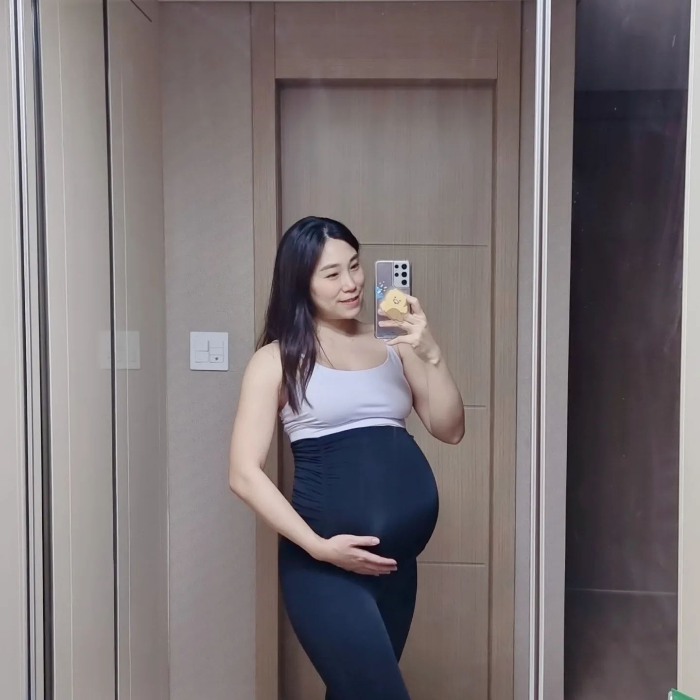 #라유닝운동_230407
#쁨쁨즈맘_33주3일

한 달전 급작스런 입원으로 모든 운동 올스탑 했다가, 어깨 등 허리가 너무 아파서 스트레칭 겸 산전요가 해주깅🧘‍♀️ 

할 수 있는 동작이 별루 없는 것 같지만 그래도 천천히 호흡하면서 해주니깐 몸 곳곳이 시원한 이 느낌🩵

출산하기 전까지 매일 매일 해줘야겠어용🙂

오늘 쁨쁨이들 만나는 날 잡고 왔는데 디데이가 확 줄어버림 D-26🩷 떨리고 설렌당🥹

#슬기로운임신생활 
#임산부스타그램🤰