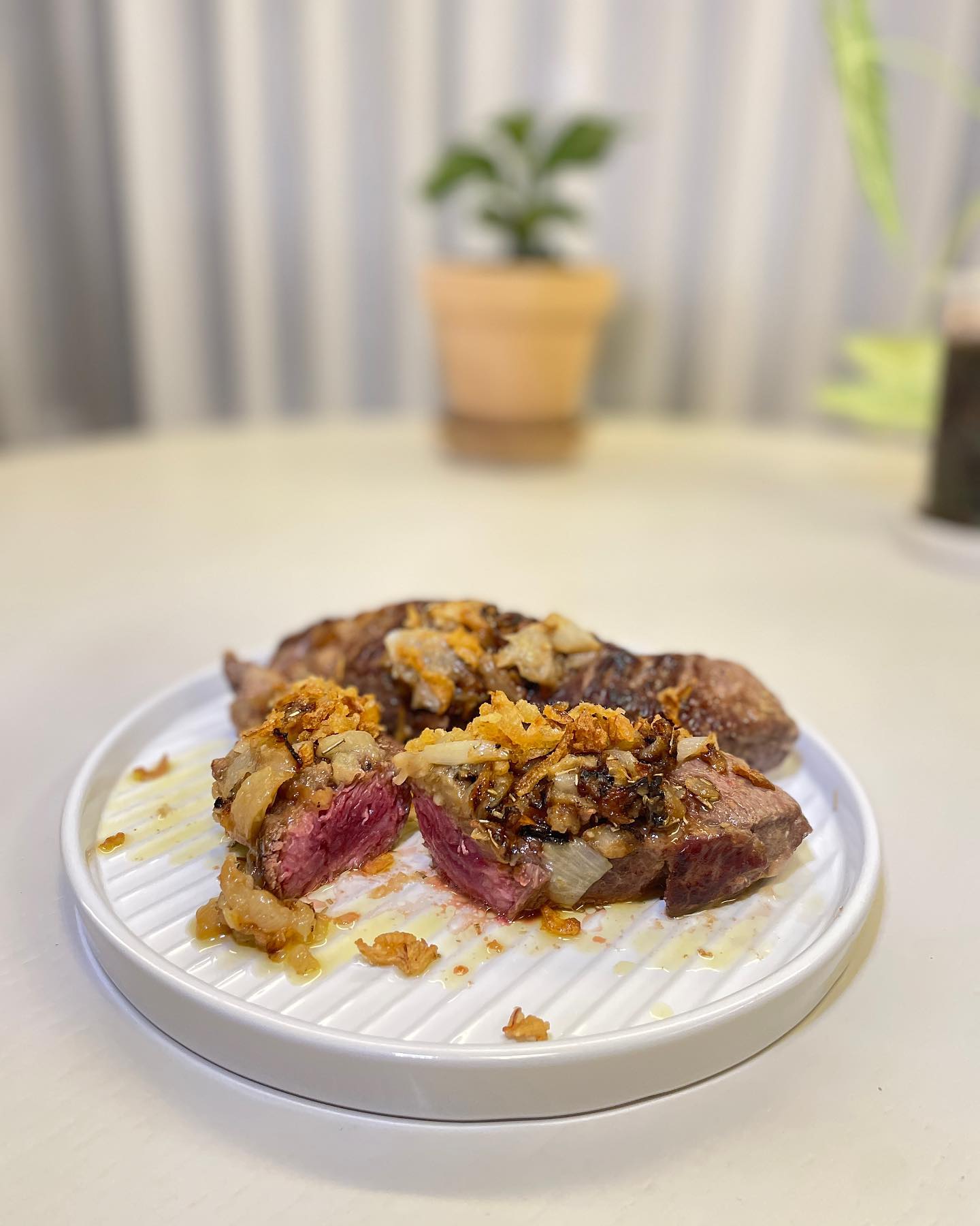 두 달간의 산후조리 기간이 끝났다!
(사실 산후검진이 끝난거긴 합니다만;;)

산후조리를 제대로 한 건 아니지만,
골밀도 검사도 매우 정상
빈혈도 매우 정상
초음파 검사도 매우 정상

의사 선생님이 “산후조리를 잘 하셨네요!”라고 하셨다

별다른 건 안했지만 밥은 참 잘챙겨먹은 듯하여

산후조리기간동안 먹은 몇 개 음식들을 기록용으로 올려봅니다

다 남편이 해준 음식이네
고맙습니다 남편님

출산휴가가 한 달도 안남았다ㅠㅠ
남편과 바통터치를 하고
열일모드로 돌아가야하는데
조금 아쉽긴하다
너무 베이비였던 오션이랑 한 게 많지 않은듯 ㅠㅠ

오션이가 아부지랑 재밌는 거 하고 놀길 바라본다

4월 1일부터는 남편도 육아휴직에 들어가서 먹방기행을 해보기로 했다

남편이 뭘 먹여줄지 너모 기대된다
