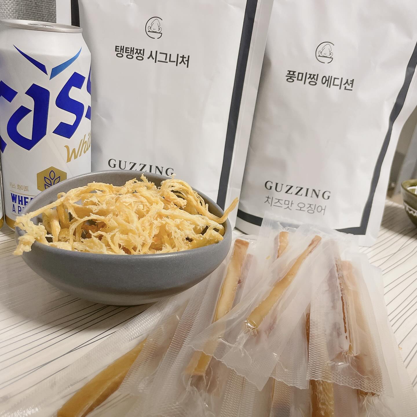 #협찬 #구찡 

신랑이랑 얼마만의 맥주한잔인지!
저 소소하게 이렇게 맥주한잔하는게 
이렇게 행복한건지 몰랐어요 ♥️♥️

👉탱탱찡과 픙미찡👈
 저 오징어킬러인데
간편하게 먹기 좋고 양도 많고 
지퍼백형태로 되어있어서 보관하기 편리하더라구요 😀
 
특히 스틱형으로 되어있는 탱탱찡은 
개별포장되어있다보니 위생적이기도 하고 
진짜 간편해요 🫶

이 두가지 말고도 
명품안주 구찡을 5종 세트로 구매하는것이 
낱개구매보다 저렴하게 구매 가능하다고하니 
오징어 좋아하는 분들은 쟁여두기 추천!! 

 #구찡 #GUZZING #맥주안주 #마른안주
 #와인안주 #혼술안주 #오징어안주 #소주안주
 #술안주 #먹거리 #어린이간식 #아이간식 
#스토리앤체험단 #스토리앤미디어