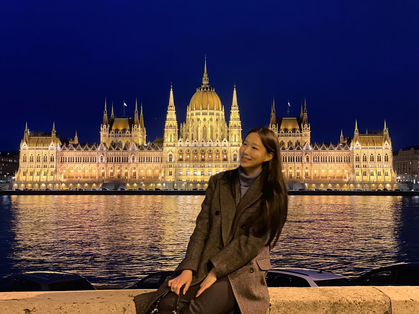 사진 찍다가 하늘이 점점 까매져서 하늘 색이 다다르다😊
혼자보기 아까웠던 야경🥲🌉
#부다페스트 #부다페스트스냅 #budapest #budapest_hungary