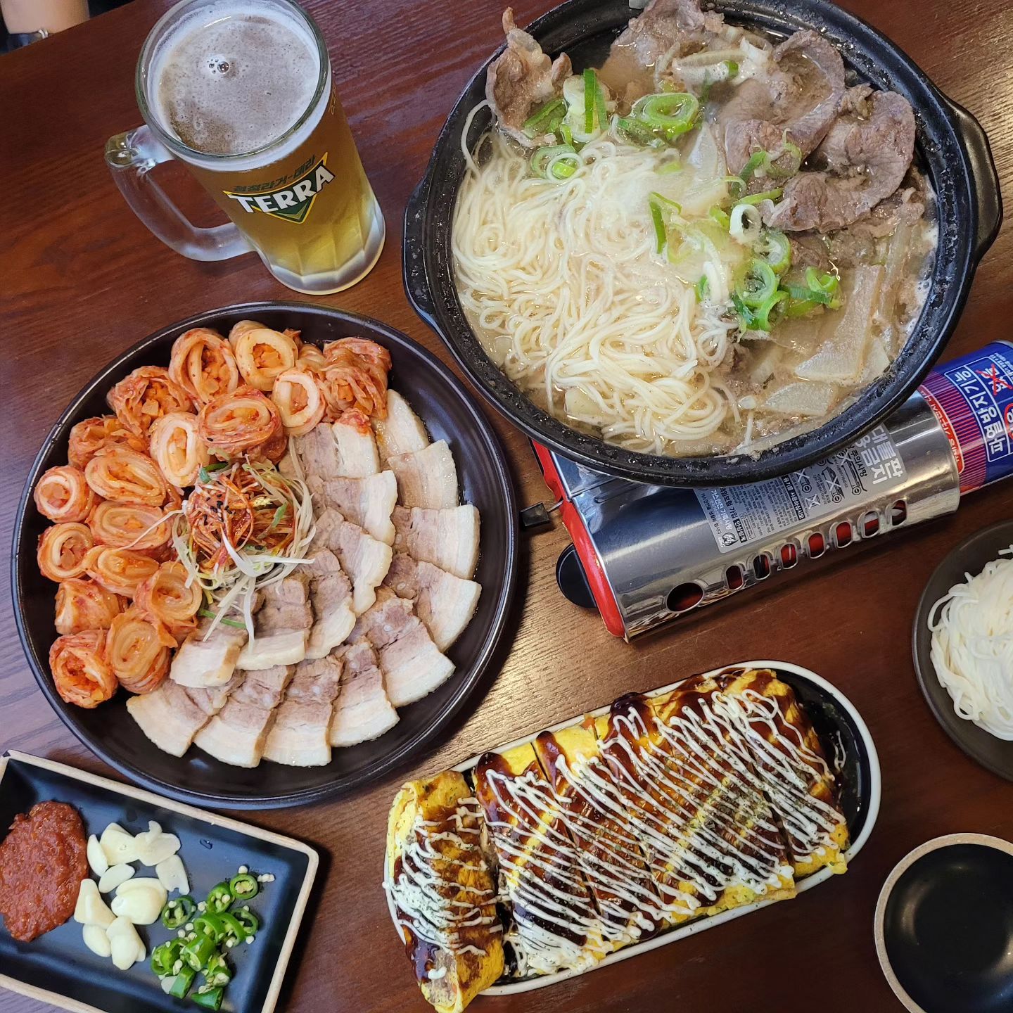#협찬 #신서울전

분위기랑 안주맛 끝내주는 합정한식주점, 신서울전에 다녀왔어요! 저는 비오는 날 방문했는데 분위기 굿☔
아니나다를까 식사 마치고 나오니까 웨이팅이 길더라구요. 다들 비슷한 마음?ㅎㅎㅎ

시그니처 메뉴인 서울보쌈은 야들한 고기와 파채, 김치가 동글동글 말려져 나와요. 
불고기가 들어가 든든한 불고기 계란말이에 뜨끈한 소고기탕면까지 실패없는 조합으로 맛보았어요😚
스무디 스타일로 즐기는 막걸리와 과일하이볼도 인기 많으니 안주와 함께 달콤하게 즐겨보세요!

합정, 상수에서 데이트하시거나 모임계획 있으시다면 신서울전 추천드립니다😋💛

서울보쌈 _28.0
소고기탕면_28.0
+사리추가 _2.5
불고기계란말이 _16.0
생맥주 500_ 4.0

#합정맛집 #막걸리맛집 #전맛집 #리뷰노트 #합정술집