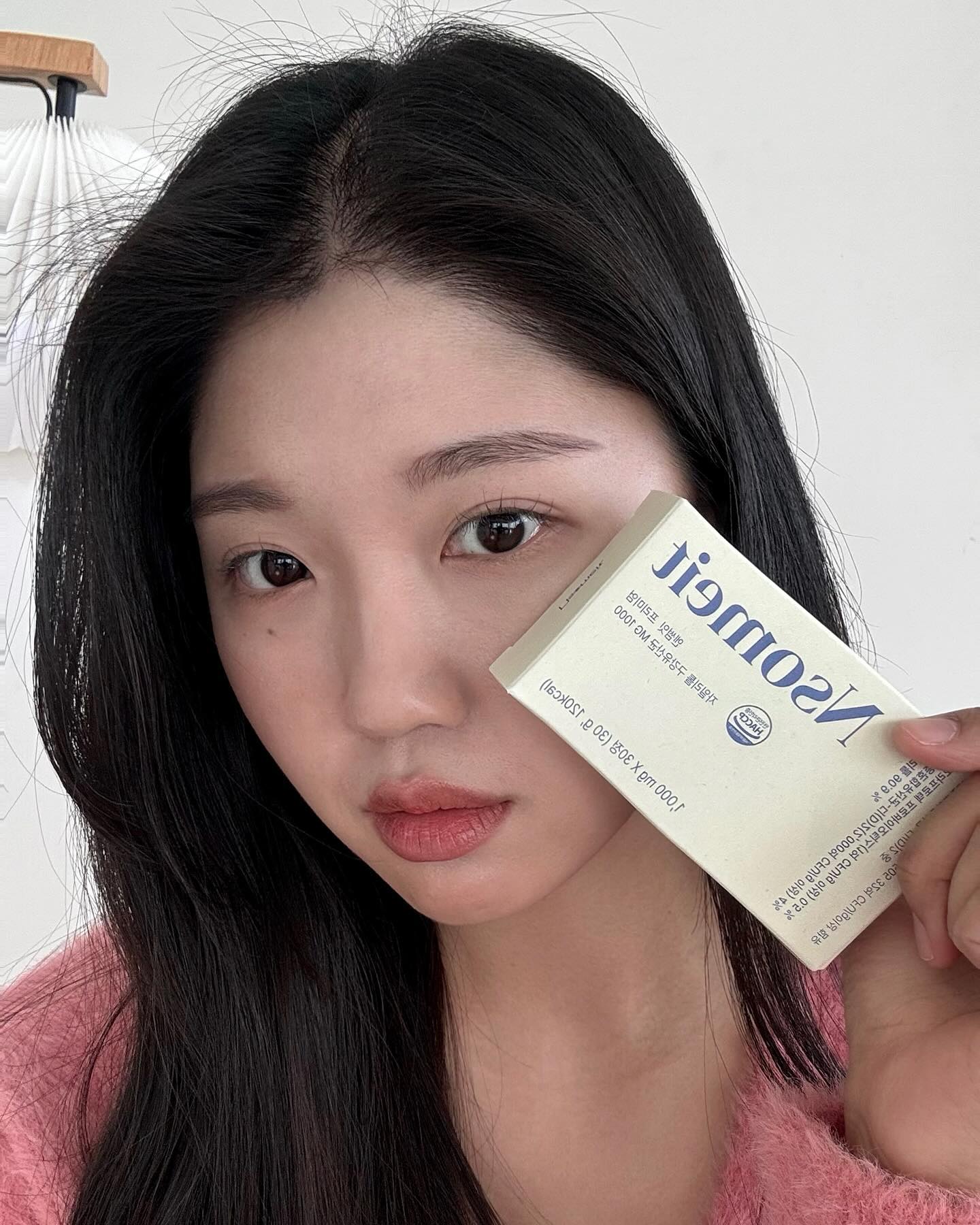 엔썸잇의 썸잇레인저 공식 서포터즈1기로 활동한지
벌써 2주가 지나서 솔직한 리뷰 남겨볼게요 🤍

어렸을 때 교정 후 평소에 유지장치를 끼고 사는지라 
아침, 저녁으로 입에서 불쾌한 냄새를 ... 입냄새를 🥹
무시할 수 없었어요 (양치 진짜 열심히 하는데..)

이런 부분을 꾸준히 관리할 수 있는 방법이 있으면 좋겠다 싶었는데
엔썸잇 구강 유산균이 제 고민을 해결해줬다지요오-!🧚🏻‍♀️

자기 전에, 심지어 양치 후에 먹을 수 있어서
너무 간편했고 꾸준히 먹으니까 아침에 숨결에서 느껴지는
냄새가 달라졌답니다... 극강의 상쾌함을 느낄 수 있어요.

그리고 흔히 걱정들 하는 당류나 향료가 아예 없어서
맘 편하게 섭취했고 앞으로도 더 꾸준히 챙겨먹을건데
2주 섭취후기보다 더더욱 기대되네요 !! ❣️🦷

nsomeit_official