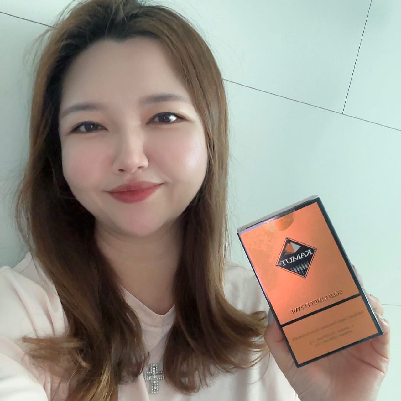 #협찬 grainon_official 

탄수화물 러버는 효소 없인 안되죠!
특히나 나이가 드니 소화하는것도 더디는게
효소도 이젠 필수더라구요~

곡물계의 에르메스,
이지혜 효소로 유명한 골드카무트효소는
왕의 곡물 '카무트'단일 종자로 추출한 곡물 효소로 
100% 정품 캐나다산 카무로로 발효한 카무트 발효 효소인데요

탄수화물을 분해하는 
a-아밀라아제 550,000unit로 탄수화물 완벽 분해해 주며

53가지 영양소와 높은 셀레늄 함량으로
당과 탄수화물 수치는 낮추고, 
단백질과 식이섬유 함량이 높아

복부통증이나 팽창감, 불규칙 대변, 
과민성 대장증후군을 개선시켜주며(6주 임상 실험 결과)
장내 유익균 성장과 장 건강 개선에 도움을 줘 변비에도 도움을 줘요!

정제효소를 첨가하지 않은
100% 순수 자연발효 천연효소로
정품 로고가 있는 유일한 카무트 효소에요!!

고운 입자의 고소한 고구마 맛으로
너무 맛있어서 요즘 꼭 챙겨다니고 있어요:)

지금 올리브영 온라인 몰에서만 판매중이며
지금 할인중이니 
효소 찾으신다면 골드카무트 효소 꼭 챙겨보세요🫶🏻

#그레인온 #골드카무트효소 #카무트 #카무트효소 #이지혜효소 #카무트효소그레인온 #효소 ##효소다이어트 #효소추천 #체형관리 #올리브영 #올리브영추천 #올리브영온라인몰 #올리브영추천템 #올영대란템 #올영세일 #꿀템 #이지혜 #소화