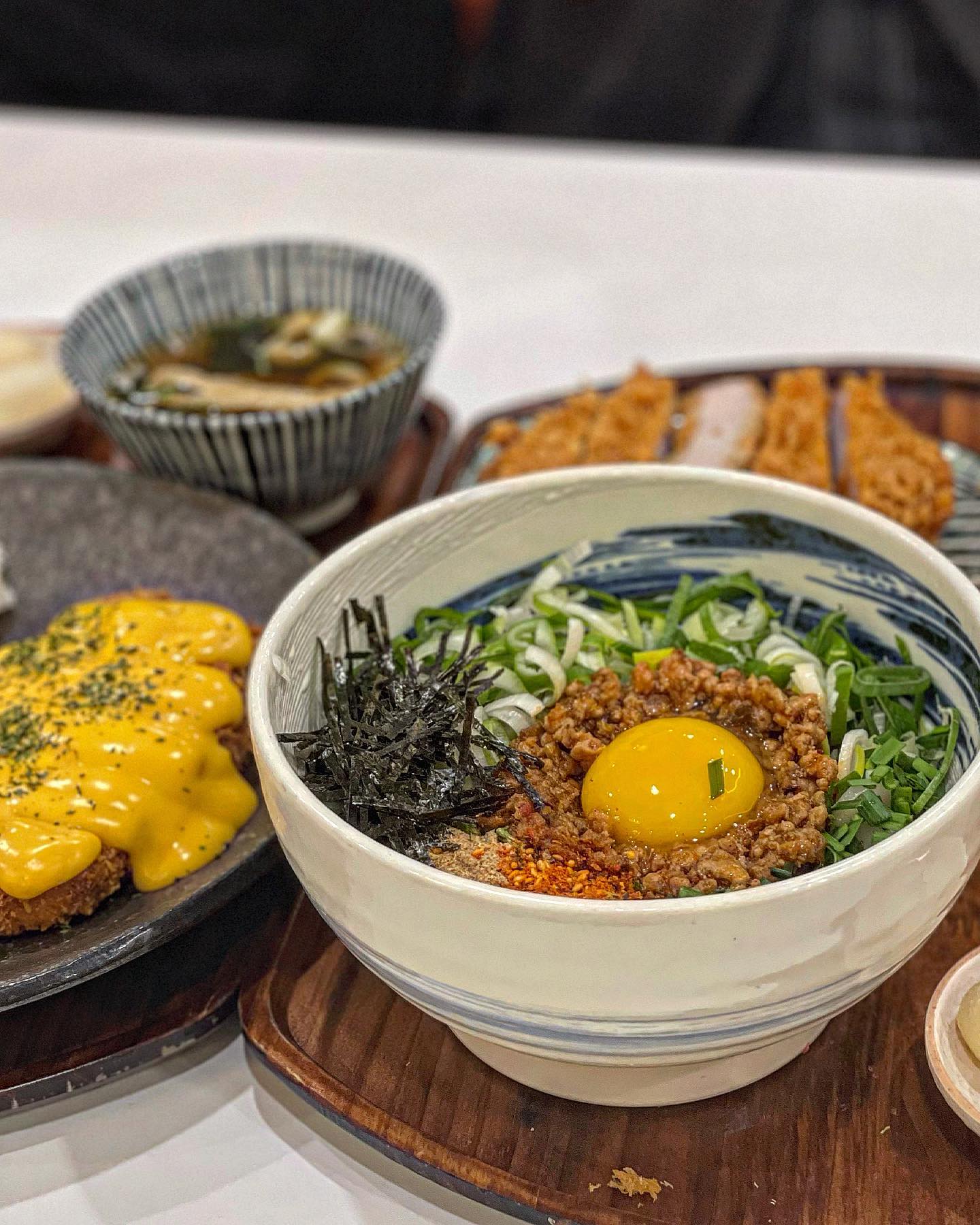 #광고 마제소바의 정석, 신림 #백소정 🍜🥢

꾸덕한 마제소바와 고소한 체다치즈카츠로 유명한
신림 백소정에 다녀왔어요 👏🏻

최근에 마제소바가 많이 유행이어서 궁금했는데
가장 핫플인 백소정 마제소바로 입문했어요!🍜

소바세트는 마제소바,돈카츠,샐러드,
연유치즈떡,밥으로 구성되어 있어요

가운데 노른자를 톡 터트려 꾸덕한 소바에 
슥슥 비벼먹는 맛이 고소하고 맛있었어요 :)

다진고기가 많이 들어가 있어서 그런지
만두소에 강된장이 들어간 담백한 맛이 일품🍲

체다치즈카츠도 꾸덕한 체다치즈와 두툼한 돈카츠가 
굉장히 찰떡 궁합이어서 놀랐어요✨

돈카츠는 고기 질도 좋고, 튀김도 바삭했어요
백소정은 세트메뉴 구성이 좋은 것 같아요👍🏻

체다치즈카츠+꾸덕한 마제소바 조합 땡길때
한 번 쯤 방문해보면 좋을 것 같아요🥢

📍상호 : 백소정 신림점
📍주소 : 서울 관악구 신원로 38 2층
📍영업시간 : 11:00~23:00
📍메뉴 :  마제소바+돈카츠(14,900) 체다치즈카츠(12,900) 

#마제소바 #마제소바맛집 #치즈돈까스 #신림역맛집 
#일식맛집 #일본가정식 #소바맛집 #신림맛집 #광고 #신림백소정