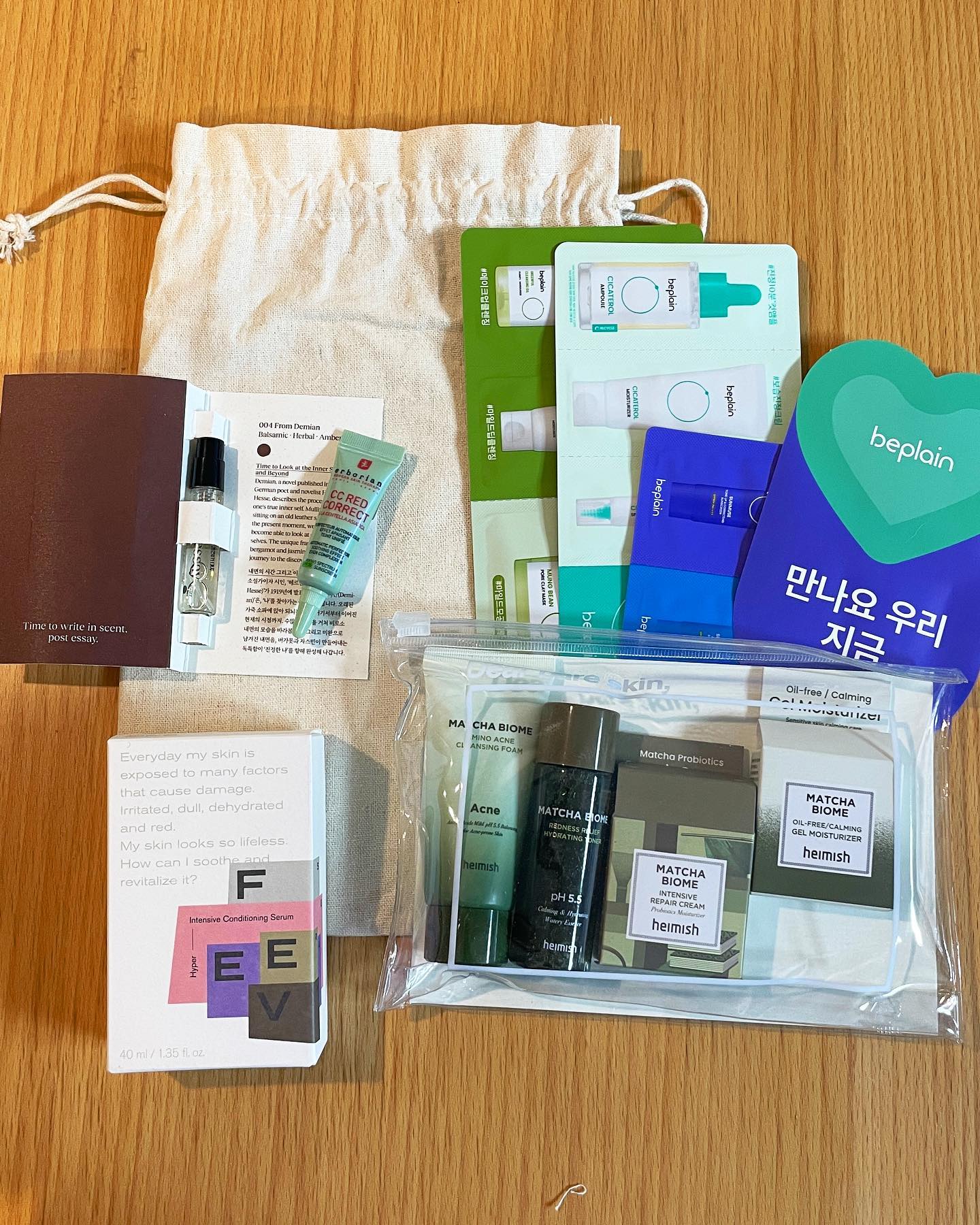 전체적으로 구성이 좋은 #싱글즈파우치
.
제일 맘에 들었던 #피브 #하이퍼인텐시브컨디셔닝세럼 🧸바르고나서 끈적이지 않고 바로 촉촉하게 스며든다아!! 순해서 피부 뒤집어 져도 오케이이
두번째론 #헤이미쉬 #말차바이옴아미노아크네클렌징폼 😶‍🌫️여행용으로도 좋고 뻣뻣해지지 않고 세정력도 나쁘지 않아 좋다아
#포스트에세이 #완더위드미오드퍼퓸
🌱초반 향은 취향이 아니지만 잔향이 마음에 든다!
.

#싱글즈파우치#싱글즈파우치7월 #체험단은인품사 #인품사
