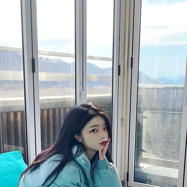 이희아 on Instagram: "#광고 @1rony9orno_official 🩵아이러니포르노 패디드 하이넥 오버 숏패딩🩵 편하고 따뜻한 숏패딩을 찾고 있던 중 발견한 아이러니포르노의 루즈~ 오버핏 실루엣의 숏