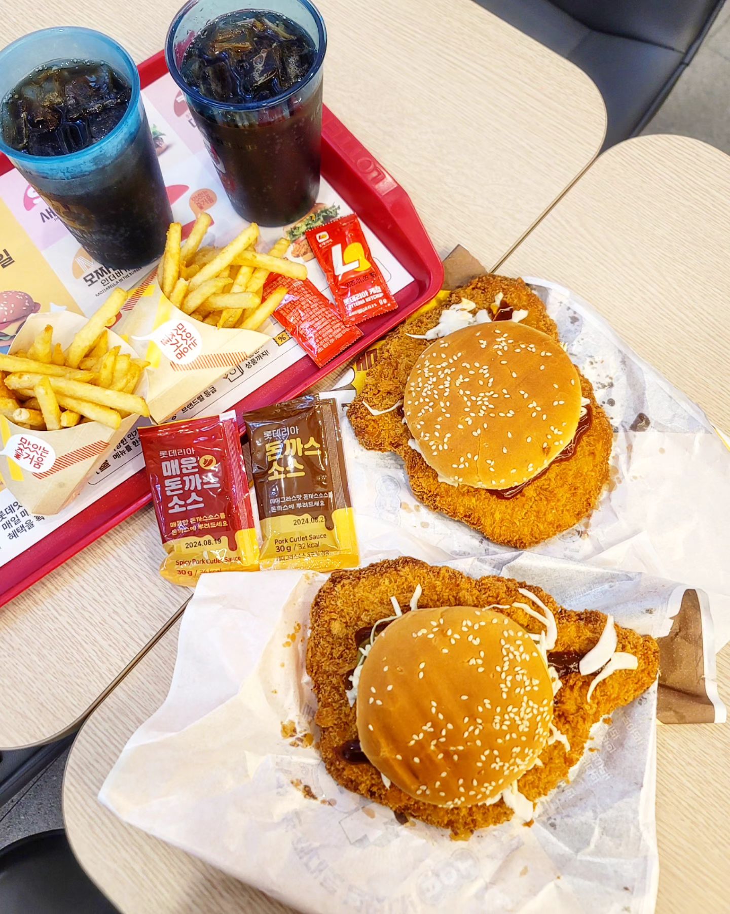 #제품제공 #롯데리아 #LOTTERIA

롯데리아 왕돈까스버거~ 사진으로 먼저 보고 너무너무 궁금했는데 드디어 먹어보았죠^^

이런 아이디어는 어떻게 생각하는 걸까요? 햄버거인가, 돈까스인가~ 덕분에 버거 논쟁 제대로!
"돈까스 소스가 따로 나오는데 당연히 돈까스지~"
"아니 버거 번이 위아래로 있는데 당연히 버거지?

버거의 선을 제대로 넘은 롯데리아 왕돈까스버거, 매운왕돈까스버거입니다

주문은 단품, 콤보, 세트로 할 수 있는데요. 롯데리아 신제품이나 두 개다 먹어봐야 한다며~ 왕돈까스버거세트랑 매운왕돈까스버거세트로 주문했어요

햄버거 포장지에 보면 왕돈까스버거 맛있게 즐기는 방법이 나와있는 설명도 너무 재밌는^^

STEP 1. 여봐라~ 햄버거 포장지를 절반만 열도록 하여라
STEP2. 별도 증정된 소스를 뿌려 커다란 돈까스 패티를 먼저 먹어보아라
STEP3. 빵, 야채와 함께 고소단백한맛의 돈까스 버거를 즐겨보아라

드디어 실물 확인~ 돈까스 패티 사이즈가 크기도 큰데 정말 두툼해요. 한 손으로 들었더니 아니 버거가 이렇게 묵직할 일이냐며^^ 얼굴 큰 편인데 ㅋ 얼굴이 다 가려지고도 남더라고요

좋아해서 평상시에도 자주 먹는 양배추가 듬뿍 들어가 있어요. 매운돈까스소스와 돈까스소스가 함께 나오는데 취향에 따라 뿌려 먹으면 된답니다. 선을 넘은 돈까스부터 그냥도 먹고 소스도 더 뿌려서 먹었어요

처음엔 돈까스 먹다가 햄버거 먹는 느낌~ 메뉴는 하나인데 2가지 음식을 즐기는 기분이에요

매운돈까스버거는 너무 매우면 어쩌나 했는데 자극적이지 않은 은은한 매콤한 맛으로 부담 없이 먹기에 좋은 매운맛~ 참고로 맵찔이인 저도 아주 맛있게 먹을 수 있었으니까요

압도적인 크기, 버거의 선을 제대로 넘은 롯데리아 신제품~
맛있게 먹은 왕돈까스버거, 매콤한 왕돈까스버거! 왕돈까스 먹으러 아니아니 왕돈까스버거 먹으러 롯데리아 또 가줘야겠죠^^

#롯데리아신제품 #롯데리아신상버거 #롯데리아햄버거 #롯데리아왕돈까스버거 #롯데리아매운왕돈까스버거 #왕돈까스버거 #매운왕돈까스버거
.
.