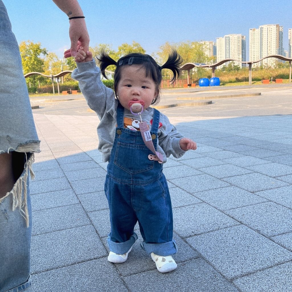 얼른 엄마랑 손잡구 걸어다니자🫶🏻