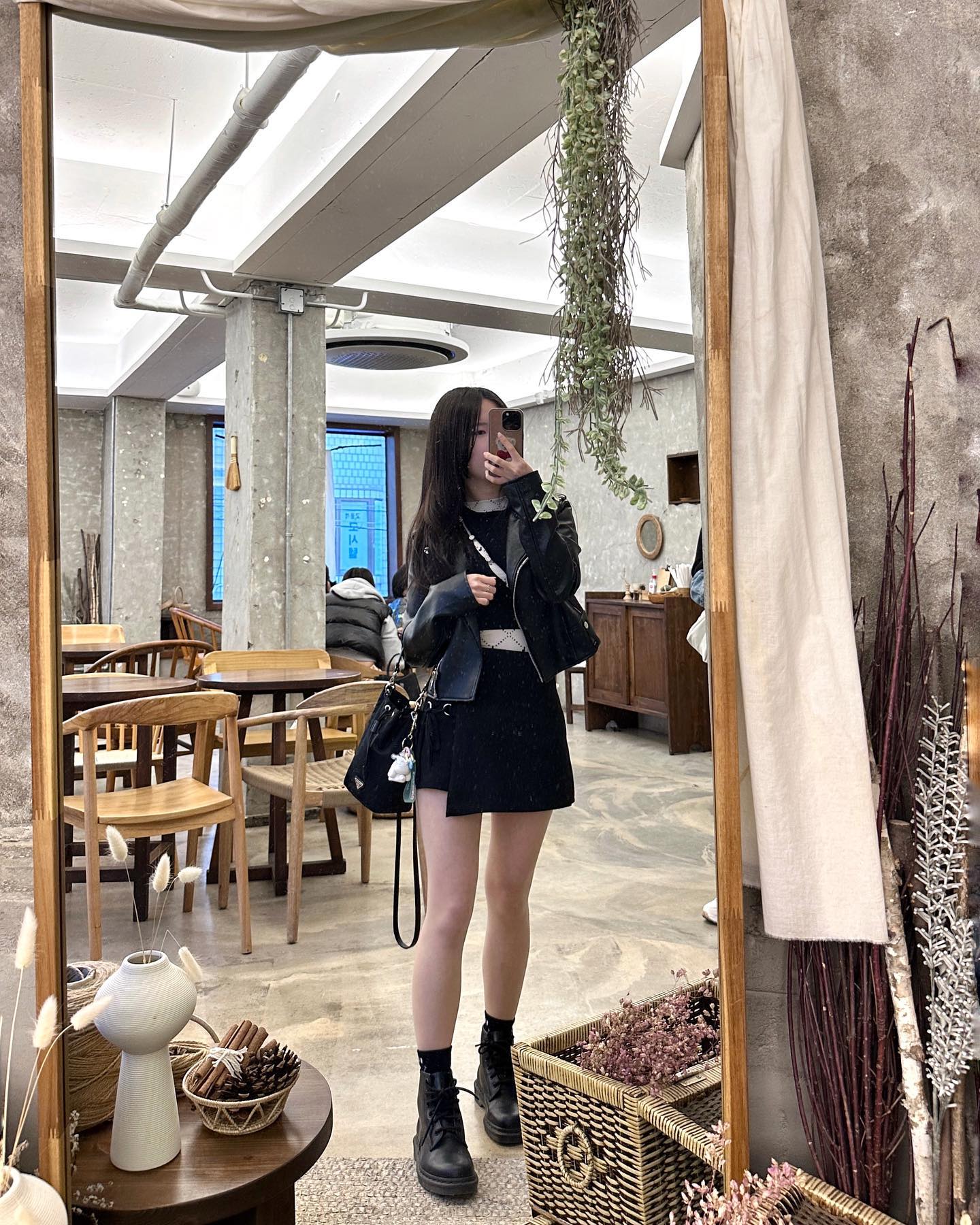 올해 첫 가죽자켓🖤
근데, 담주는 20도 넘으니까 마지막 가죽자켓 코디일지도..?🤣
.
.
.
요즘은 어린이 카메라로 노는 재미에 사는 중입니당📸