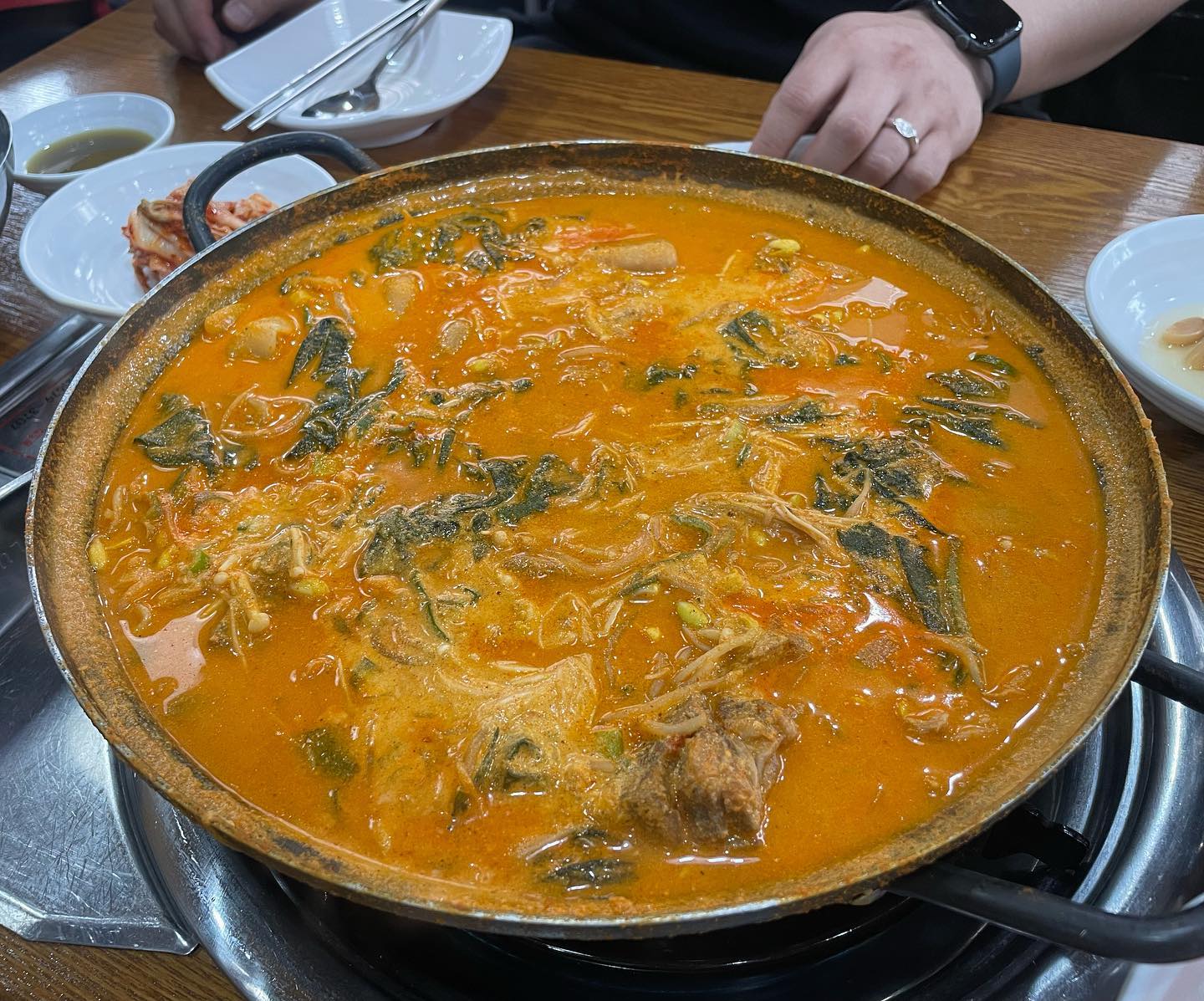 #임영웅 이가 좋아한다는 망원동 들깨감자탕 
꼬소한게 아주 맛나다 
볶음밥도 기본으로 날치알이 들어있어서 햅-삐

#영동감자탕 #들깨감자탕 #망원동 #망원동감자탕