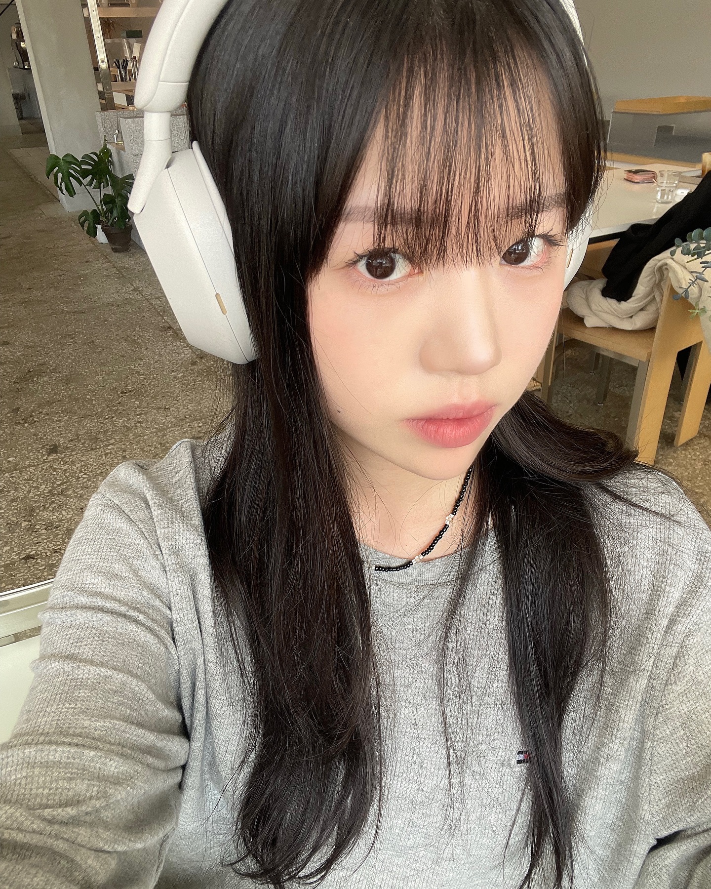 너무 카메라를 응시하면 어쩔껀데