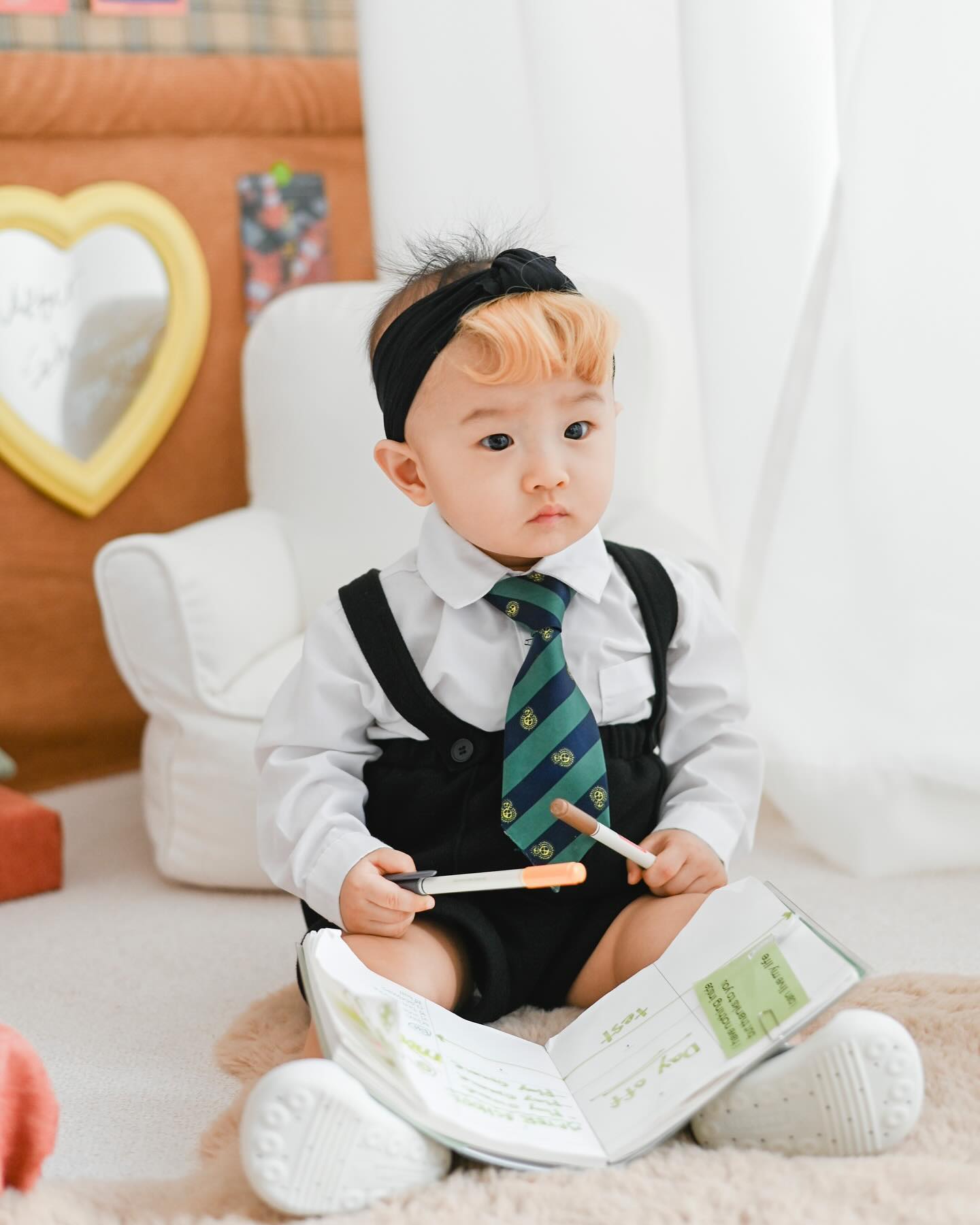 𝐘𝐨𝐮𝐧𝐡𝐨’𝐬 𝟑𝟎𝟎𝐝𝐚𝐲𝐬🧑‍🎓
 무표정도 귀요어ㅓ…🫶🏻
유노도 아빠닮아서 정장(?)이 찰떡이네 - 🐾

moomoo_studio_official
