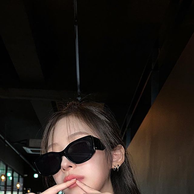 서민주 on Instagram: "#광고 #제품제공 @right_here_women 얼굴 가려줘서 너무 좋구나 #롸잇히어 #right_here #쇼핑몰추천 #선글라스 #선글라스추천 #선글라스그램 #선글라스타그램 #선글라스코디 #여름