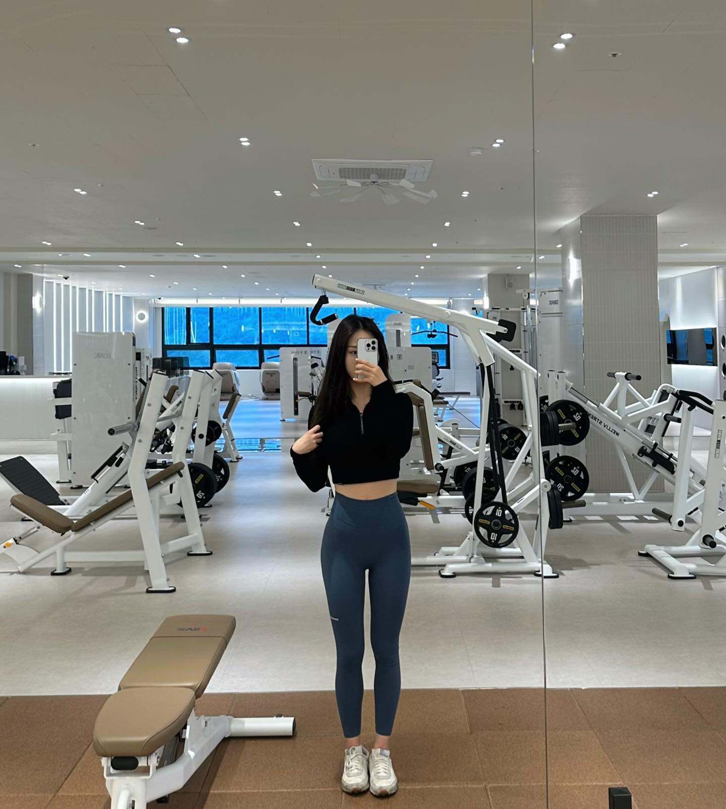 오랜만이예용‘ㅡ’💙

#전신운동

폼롤러스트레칭10분
힙브릿지(매트) 20*3
불가리안스플릿스쿼트 3세트(0/5)
스미스머신스쿼트 4세트 (10/20)
랫풀다운 2세트 (15)
시티드로우 4세트 (10/15)
벤트오버덤벨로우 4세트 (6/8)

그냥 생각나는대로 했습니당 ㅎㅎ
벌써 올 한해도 끝이 다가오네용🤧
버킷리스트 아직 못한거 많은뎽,,,후

인님들 모두 월요팅 하세용(๑˃̵ᴗ˂̵)🫶🏻