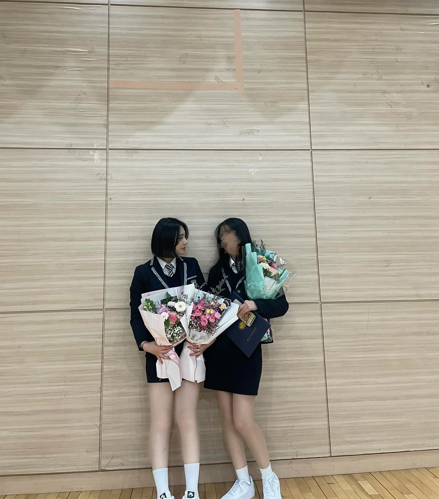 어쩌다보니 미루고 미루다 1월1일,졸업식,생일이 지나고서야 쓰는 글

오랜만에 뭔가 글이라는 걸 쓰려니 시작을 어떻게 해야 할지도 굉장히 고민이 많이 되네요. 맨날 노는 사진만 올리다 이렇게 글을 갑자기 쓰게 된 이유는 새삼스레 감사인사를 드리고 싶어서입니다.
-

스물이라는 이정표에 도착하고 나서 그동안 저의 삶을 되돌아보는 시간을 많이 가졌던 것 같은데요.
다시 기억들을 회상해 보니 그래도 제 주변에는 분에 넘치도록 참 고맙고 감사한 인연들로 가득 찼었던 것 같습니다.

슬프고 힘들 때면 위로의 말을 건네주는 이가 있는가 하면 즐겁고 기쁠 때 함께 웃어주고 축하해 주는 이들까지 그 한 명 한 명 모두가 있었기에 지금까지의 삶의 기억들이 훨씬 다채롭게 남아있는 것 같습니다.

이제는 그동안 지내온 좁은 세상에서 다들 벗어나 새로운 사람들을 만나고, 새로운 지역에서 생활하며 더는 이전처럼 만날 수 없다는 사실이 아쉬우면서도 다들 새롭게 맞이하는 변화에 잘 적응해서 저의 시선이 닿지 못하는 곳에서도 항상 늘 행복한 일이 가득하고 힘든 상황이 닥쳐도 꿋꿋이 이겨내 결국 성장의 발판으로 삼아 앞으로 나아가길 바랍니다.

저의 10대에 소중한 추억들을 가득 채워주셔서 감사했습니다. 건네준 말 한마디들이 저에게 참 많은 도움이 되었어요. 자주 만나게 되지 못하게 되더라도 각자의 삶에서 열심히 지냅시다. 제가 알고 지내는 혹은 스쳐 지나간 모든 인연들이 잘되길 빌어요 저는 늘 응원하는 마음으로 지낼게요.
-

누군가가 보면 남들이 한 번씩은 겪는 일들에 왜 이리 설레발을 치는 걸까, 감성 타는 걸까 생각할지 몰라도 한번쯤은 꼭 전하고 싶어서 이렇게 글을 썼습니다.

제가 얼마 전에 본 영상에서 사랑하는 사람을 아무렇지 않게 다시 맞이하는 그 매일이 기적이라고, 무슨 일이 일어나도 전혀 이상할 것 없는 하루마다 온전히 돌아와 맞이하는 그 사람과 나는 기적을 이루고 있는 것이라고 그러니 표현할 수 있을 때 맘껏 표현하라는 말을 보았습니다. 그래서 저도 표현할 수 있을 때 맘껏 표현하며 살고자 부끄럽지만 그래도 이렇게 글을 남깁니다.

그 영상에서 처럼 아무렇지 않게 살아가지만 매일 기적을 누리고 있는 여러분들과 제가 앞으로도 늘 기적을 누리며 행복만 하길 응원할게요 ❤

+오글거리는 긴글 읽어주셔서 감사합니다 저도 부끄러워서 새벽에 올리고 튈게요..ㅎㅎ
+생일 축하해주신 모든 분들 감사합니다!!