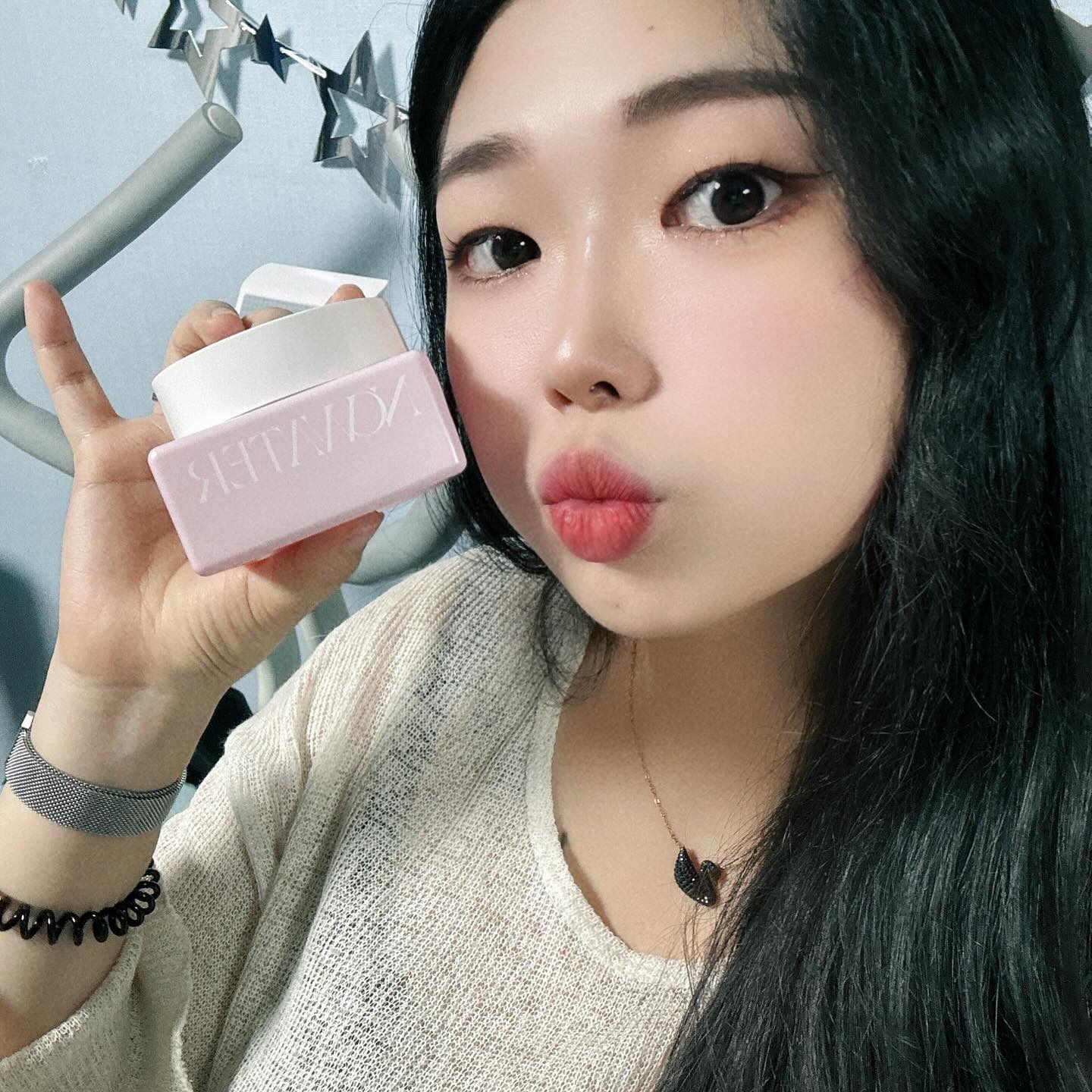 #협찬 nowater_official

🔆리턴콜라겐크림🔆

✔️ 630,000ppm (300달톤) 고농도 type-1 콜라겐으로 탄력 가득! 
✔️ 단순 정제수 무첨가 병풀추출물이 피부 보습과 진정에 도움
✔️ 크림이 푸딩처럼 탱탱한 텍스쳐라서 완전 신기!!
✔️ 피부에 울라갔을땐 촉촉하게 발리며, 흡수 후에는 피부가 전체적으로 탱글탱글해지는 효과!!
✔️ 저분자 콜라겐추출물이 피부 도포 시 볼륨막을 형성해 탄력 밀도를 높혀주는 크림 
✔️ 스킨케어 마지막 단계에 발라주고 화장을 하면 피부표현 완벽✨

낮과밤의 기온차가 심해지는 가을이 다가오고 있는 지금! 리턴콜라겐크림을 통해 피부관리 해보시는걸 추천합니다!

#노워터 #nowater #ノーウォーター  #콜라겐크림 #리턴콜라겐크림 #타입원콜라겐크림 #저분자콜라겐크림 #고함량콜라겐크림 #탄력크림 #노워터콜라겐크림 #노워터리턴크림 #리턴크림 #광채크림 #물광크림 #건성피부 #피부재생 #미백 #칙칙한피부 #피부결케어 #피부홈케어 #피부관리 #자기관리 #kj컴퍼니