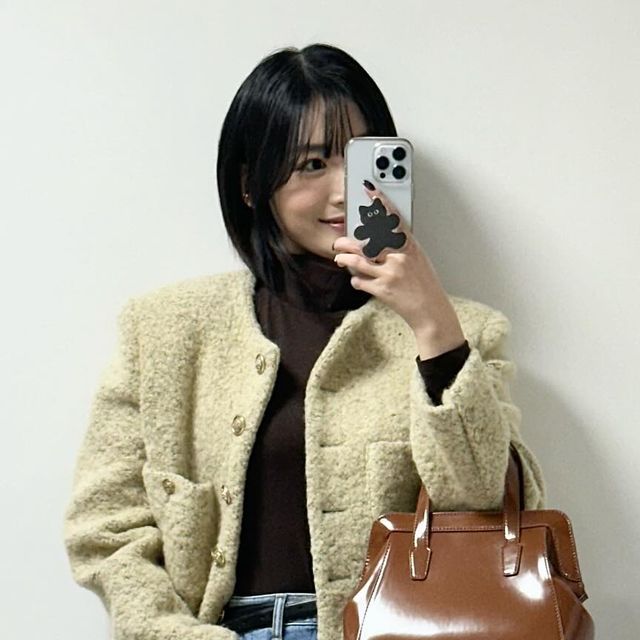  ✨찌닝‘s 출근룩 & 데이트룩 기록✨ on Instagram: "#광고
@marun5_official 
안녕하세요, 찌닝입니다✨

오늘은 날이 많이 풀린다고 해서 제가 좋아하는 부클 자켓을 한 번 더 입어보려고 마른파이브에서 보내주신 히트터치 터틀넥 반폴라 모크넥 티셔츠에 기모바지까지 껴입었습니다💕

제가 추위를 많이 타는 편이라 사실 이미 발열기능성 제품들은 이미 개시를 다 했는데요🤣
마른파이브 히트터치는 진짜 너어어무 부드러워서 몸에 챡 실키하게 감기는 느낌이 기분 좋습니다. 그리구 제가 목 불편한거나 간지러운걸 정말 못 참는데 요 터틀넥은 목 부분이 조이지 않고 여유 있어서 세상 편허더라구요🤭
게다가 진짜 입자마자 따수워서 촬영하면서 더웠어요✨

그래도 혹쉬 추울까봐 나올때 가디건 하나 더 입고 나왔는데 조콤 덥네요🤣

outer: @fabricology__ 
top: @marun5_official #gift 🎁
bottom: @autumn.__.breeze (업데이트 예정)

#찌닝룩
#마른파이브 #marun5 #마른5 #히트터치 #발열내의 #겨울자켓 #겨울코디 #직장인 #직딩 #출근룩 #직장인코디 #부클자켓 #20대여자코디 #겨울옷 #dailylook #workoutfit #패션계정"