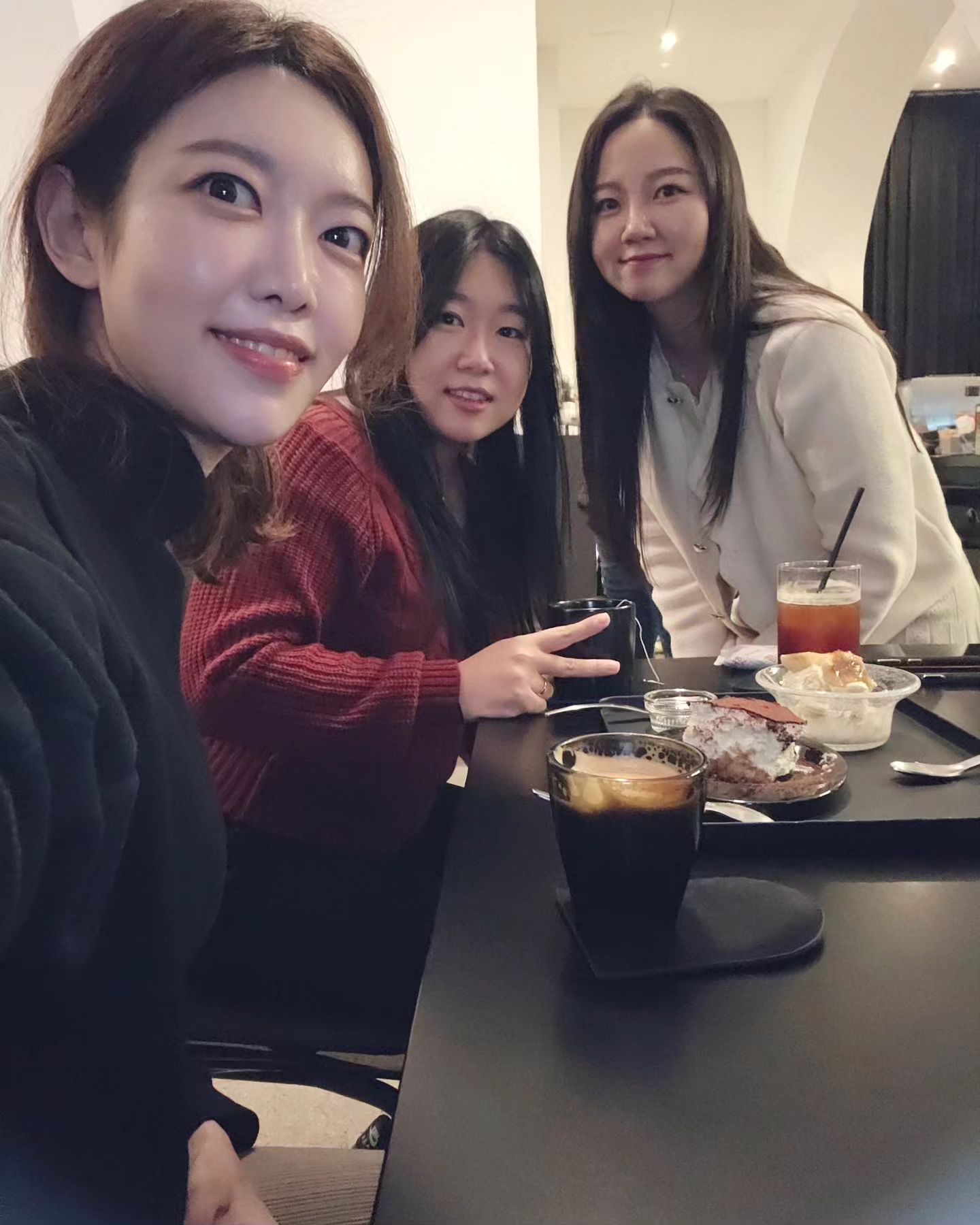 만나면 언제나 반가운 언뉘들😊

언니들 이야기 듣는 것도 좋고
내 이야기 하는 것도 좋고
만나면 맛나게 먹는 음식도 좋고

매년 연말을 함께 하는 것도 좋다.

버섯샤브샤브 맛있그~
카페 분위기도 굿👍

우리 조만간 또 만나유❤️

#모란역맛집 #모란역카페
#힐링타임 #모란맛집
#즐거운 #시간 #카페 #성남분위기좋은카페
#좋다 #좋아 #반가워