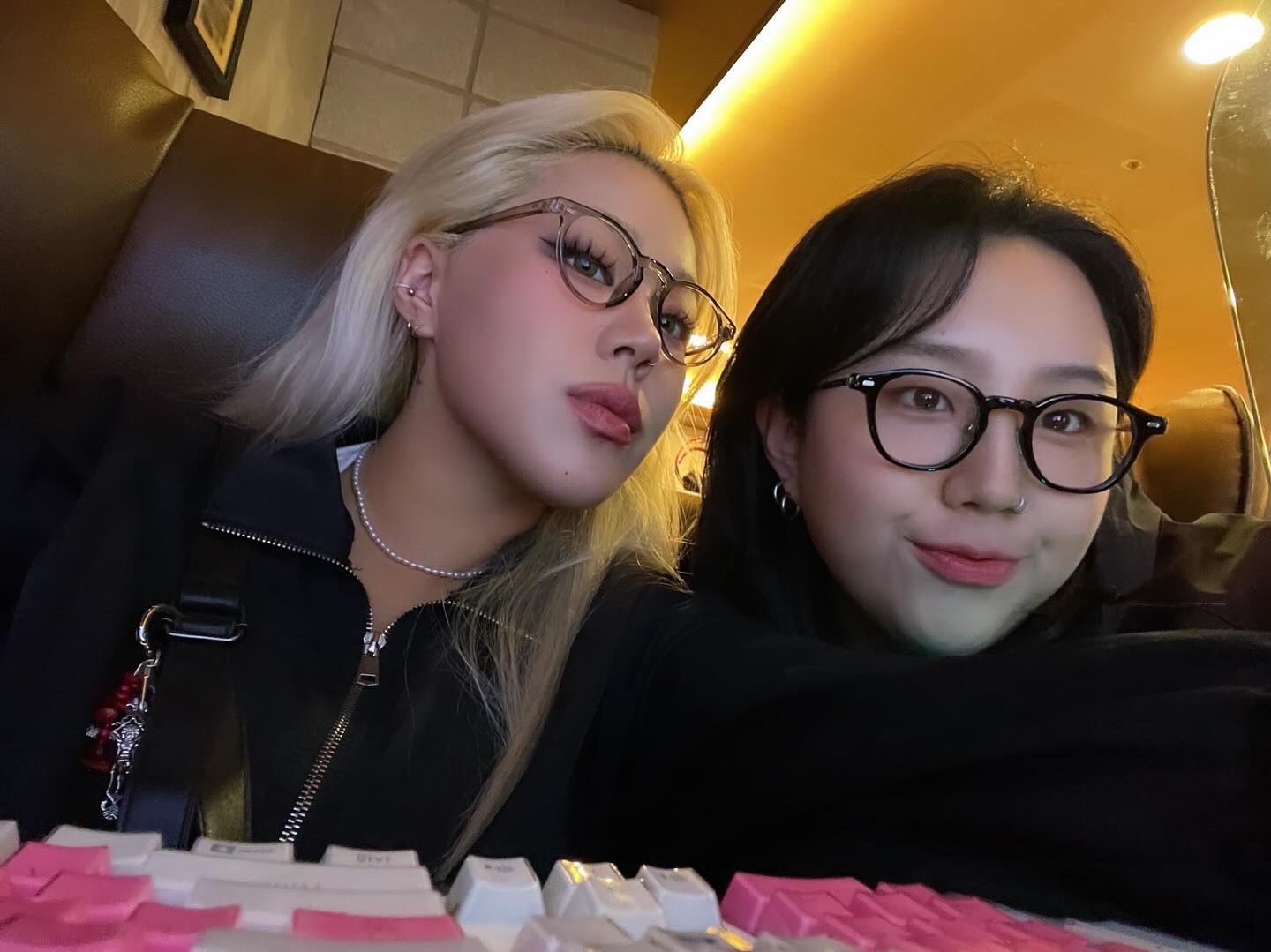 귀여운 애랑 사진 찍었다 질문 받어?