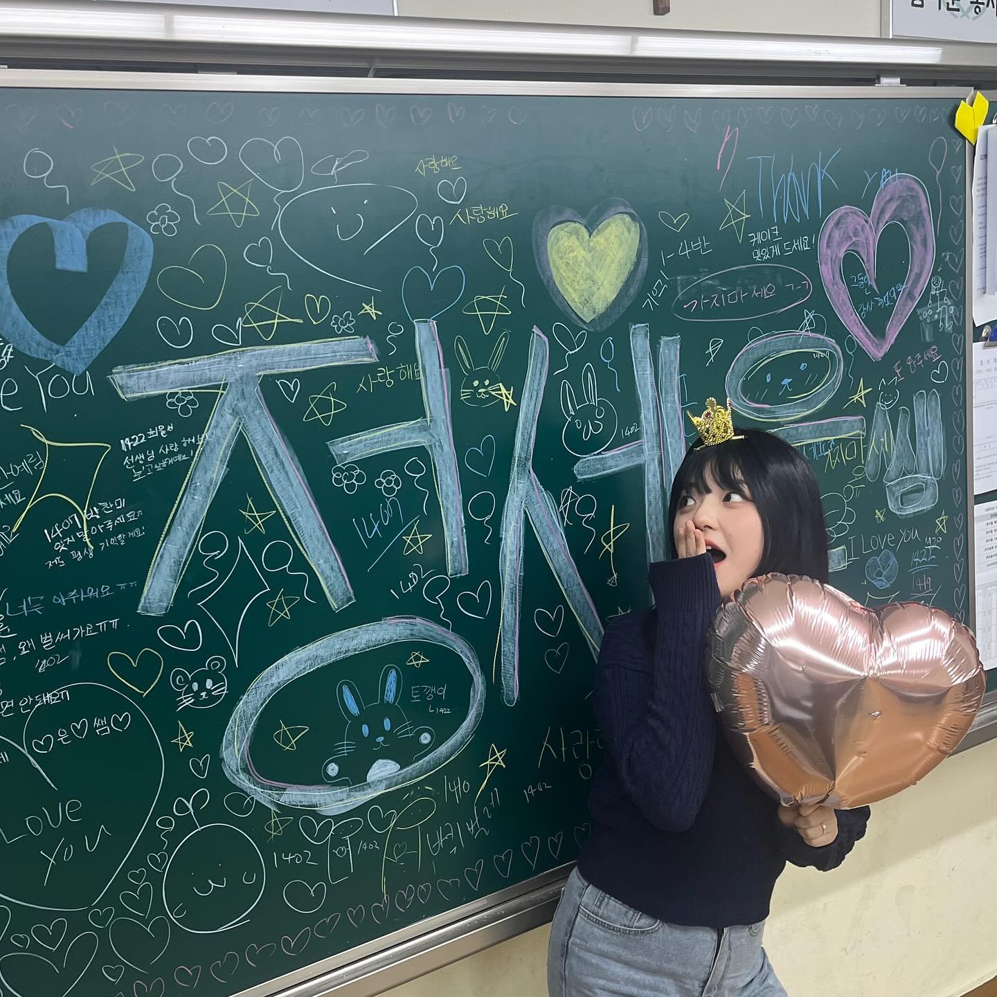 ‘넌 머지않아 예쁜 꽃이 될 테니까’

정신차려보니 4주가 끝이 났다.
오전부터 앞문 고장이라고 들어오지 말라더니 서프라이즈를😆
너무너무 사랑스러운 4반, 행복하게 해줘서 고마워💗