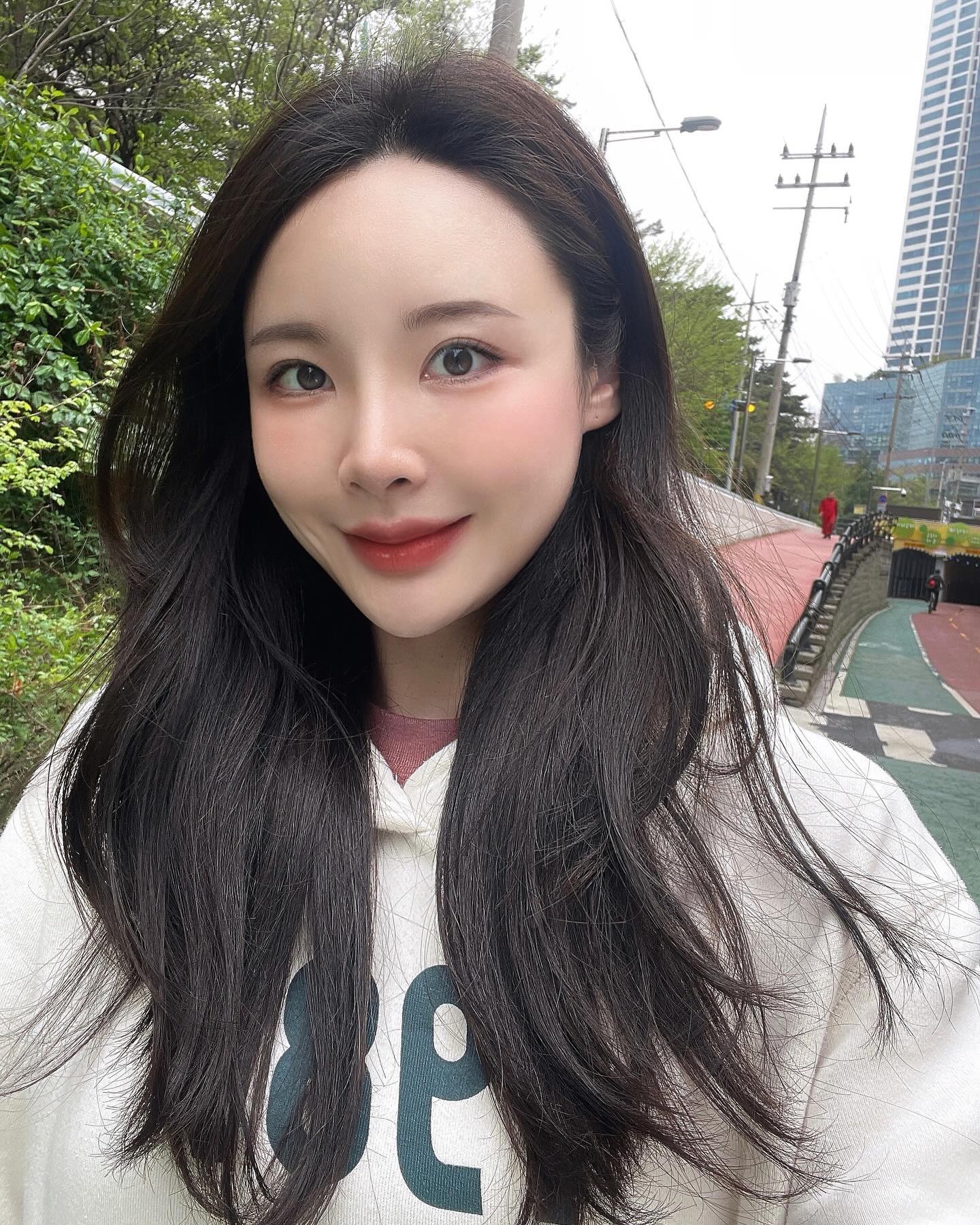 얼굴 라인정리 하려면 필수로 받아야하는 인모드받고왔어요.
저는 살은 빠져도 볼살은 절대 안빠지는 볼살 부자에요ㅎㅎ
날씨는 따뜻해지고 사진 찍을일은 많아지는데 이중턱, 볼살 걱정 되더라고요~
명동에 위치한 피부과 다녀왔는데요~😀
 1:1 맞춤 상담을 통해 최적의 시술을 추천해 주시고 개개인의 피부 상태를 고려하여 정밀하게 시술을 진행하여 만족스러운 효과를 오랫동안 유지할 수 있도록 도움을 줘서 너무 좋았습니다.
병원 내부도 깔끔하고 넓고 쾌적한데 로봇커피 머신이 있어서 시원하게 음료 마시며 기다릴 수 있어서 너무 좋더라고요 ㅎㅎ

따사로운 봄날이 온 만큼!!
꽃구경도 하고 피크닉도 가고 여행 가서 사진찍고 해야하는데 브이라인이어야지 인물 사진이 더 예쁘게 나오겠죠?
이중턱에 때문에 스트레스 받으시는분들을위해서
 합리적인비용으로해결해줄4월이벤트를오픈한다고해요.관심있으신분들은진행해보세요~~!.
.
 #내돈내산 #피부과 #피부과추천 #인모드 #리프팅 #인모드리프팅 #명동피부과 #명동역피부과