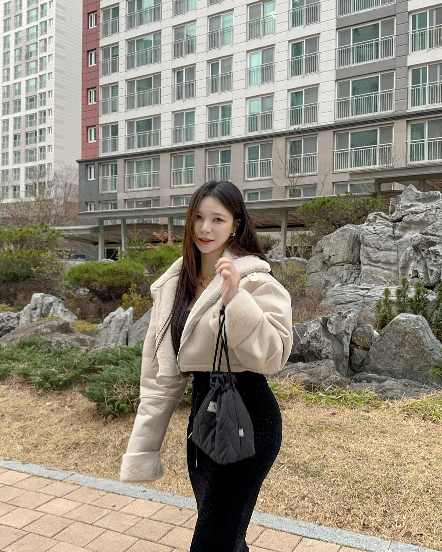 #협찬 ffachal.official
요즘 진짜 많이 찾는 패딩가방!
저도 빠샬 쿠오레시리즈로
하나 장만 해짜나요🙈

하트 퀄팅에 폭신한 느낌이라
귀염뽀짝한게 딱 제 스타일ㅋㅋ

복조리 모양으로 되어있어서
열고 닫기도 편하고
은근 수납도 잘 되는 느낌이라
외출할 때 패딩가방만 찾는중💕

#FFACHAL #FFACHALOFFICIAL #빠샬 #Cuore #쿠오레 #쿠오레시리즈 #아트살롱 #artsalon #아트살롱스토어 #패딩가방